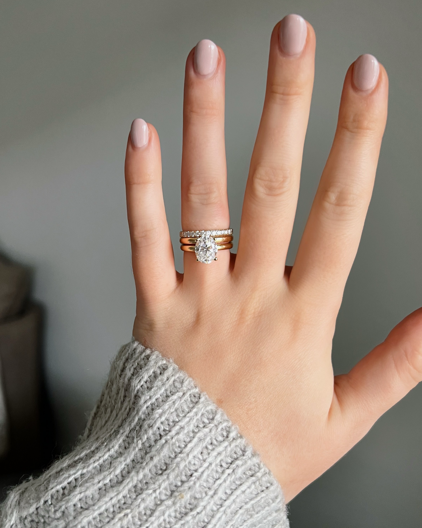 Aria - 18K Gold Solitärring mit 3ct Oval Cut Moissanite oder Lab Grown Diamant, getragen an der Hand