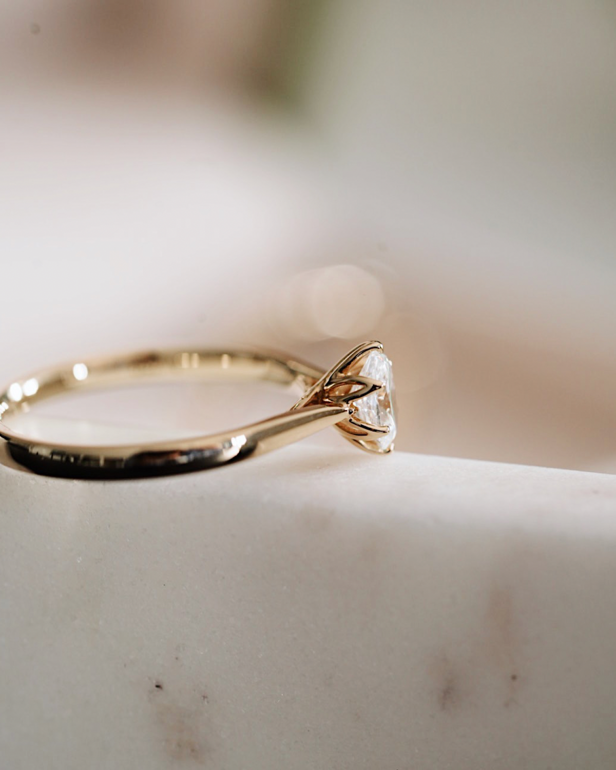 LILIA - 18K Goldring | Oval Cut | Lab Grown Diamant & Moissanite
