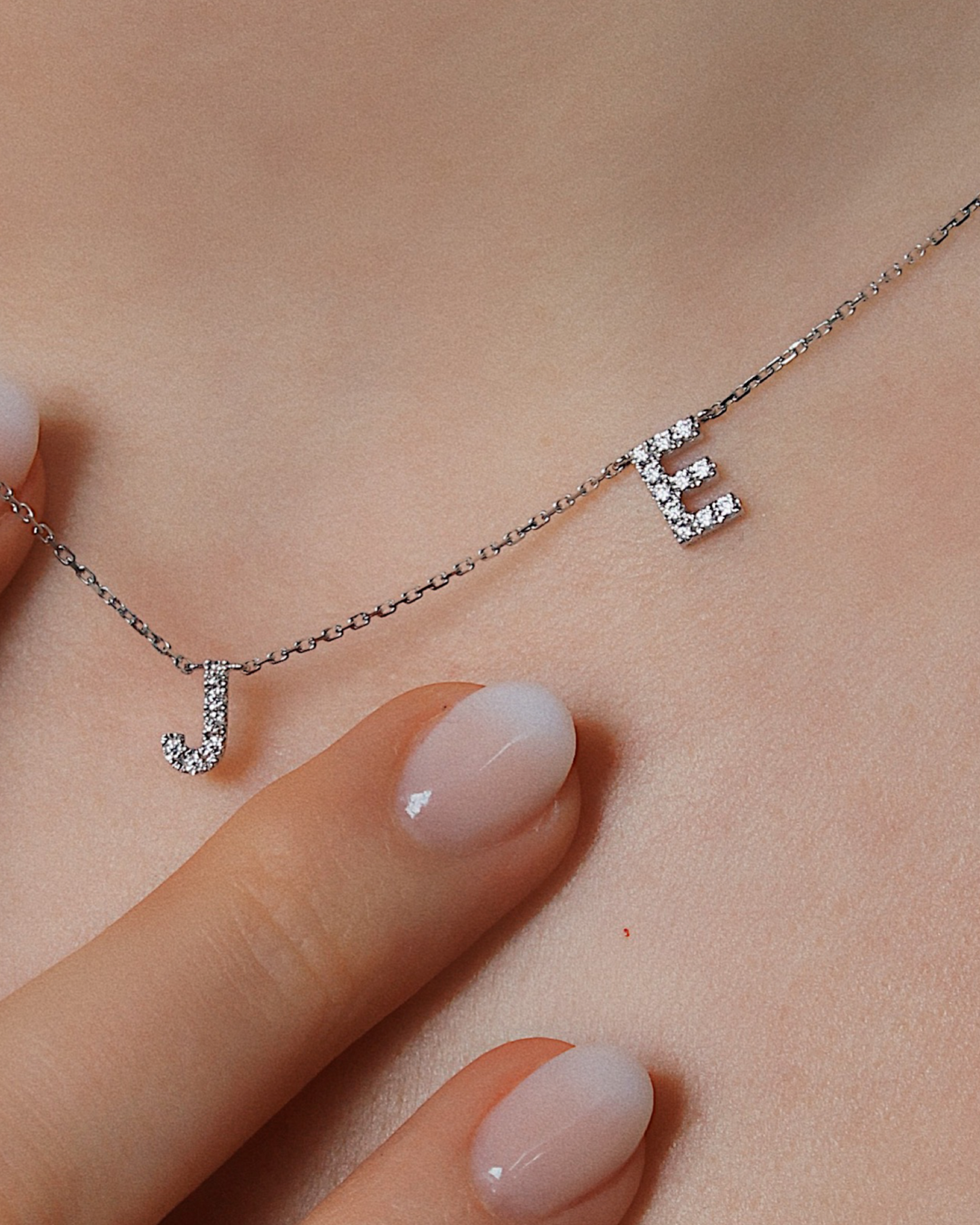 Initialen-Kette - 18K Gold Buchstabe J und E mit Diamanten oder Moissaniten, getragen