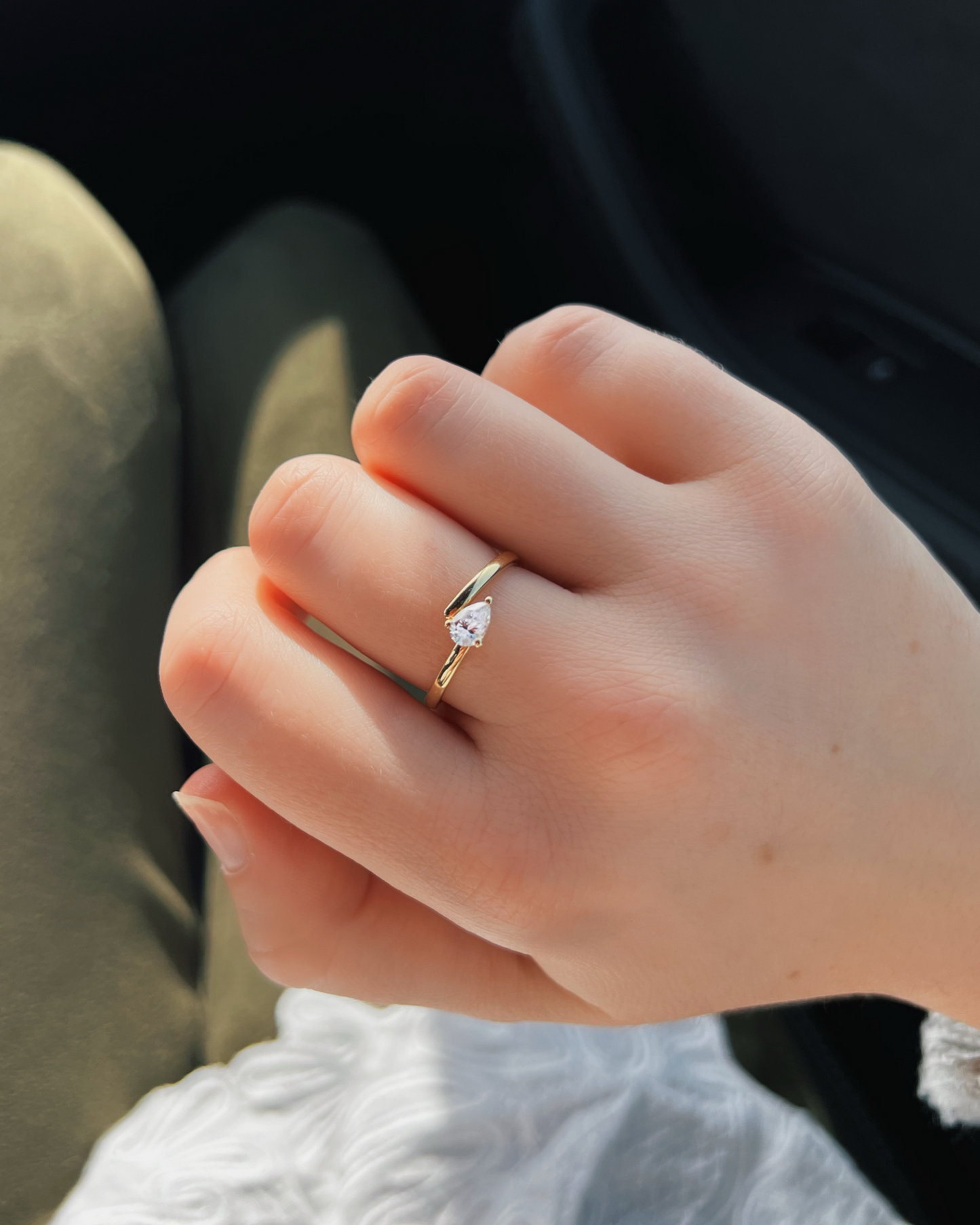 Pippa - offener 18K Goldring mit Pear Cut Lab Grown Diamant / Moissanite, getragen an der Hand