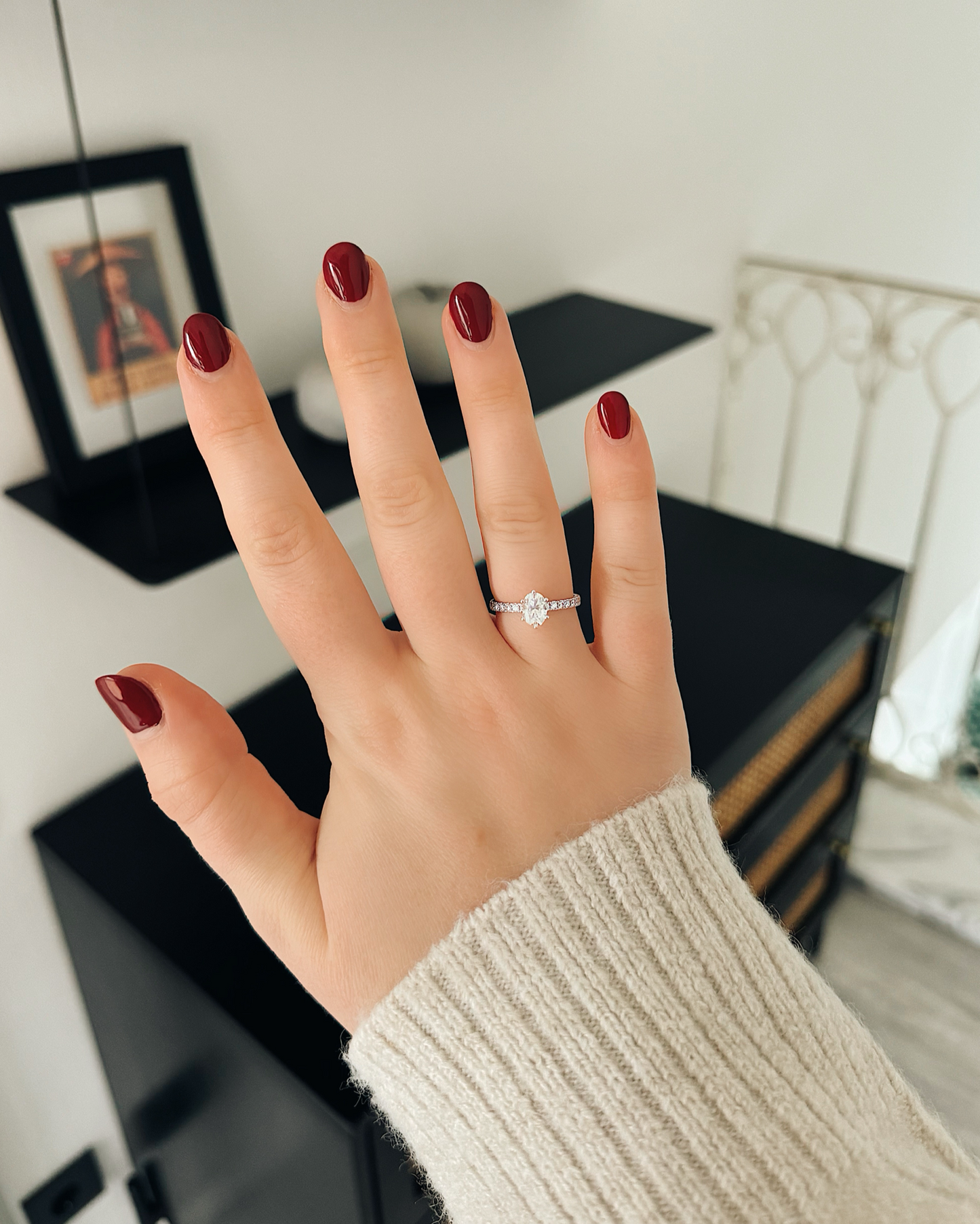 Lou - 18K Gold 1ct Oval Cut Pavé Ring mit Moissanite oder Lab Grown Diamant, getragen an der Hand