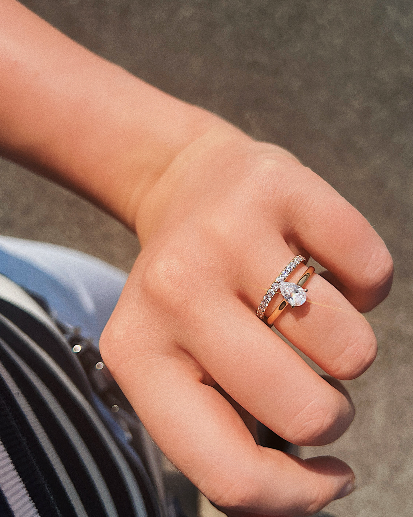 Livia - 18K Gold Eternity Ring mit 1.5mm Round Brilliant Cut Moissniten oder Lab Grown Diamanten, getragen an der Hand in Kombination mit Verlobungsring