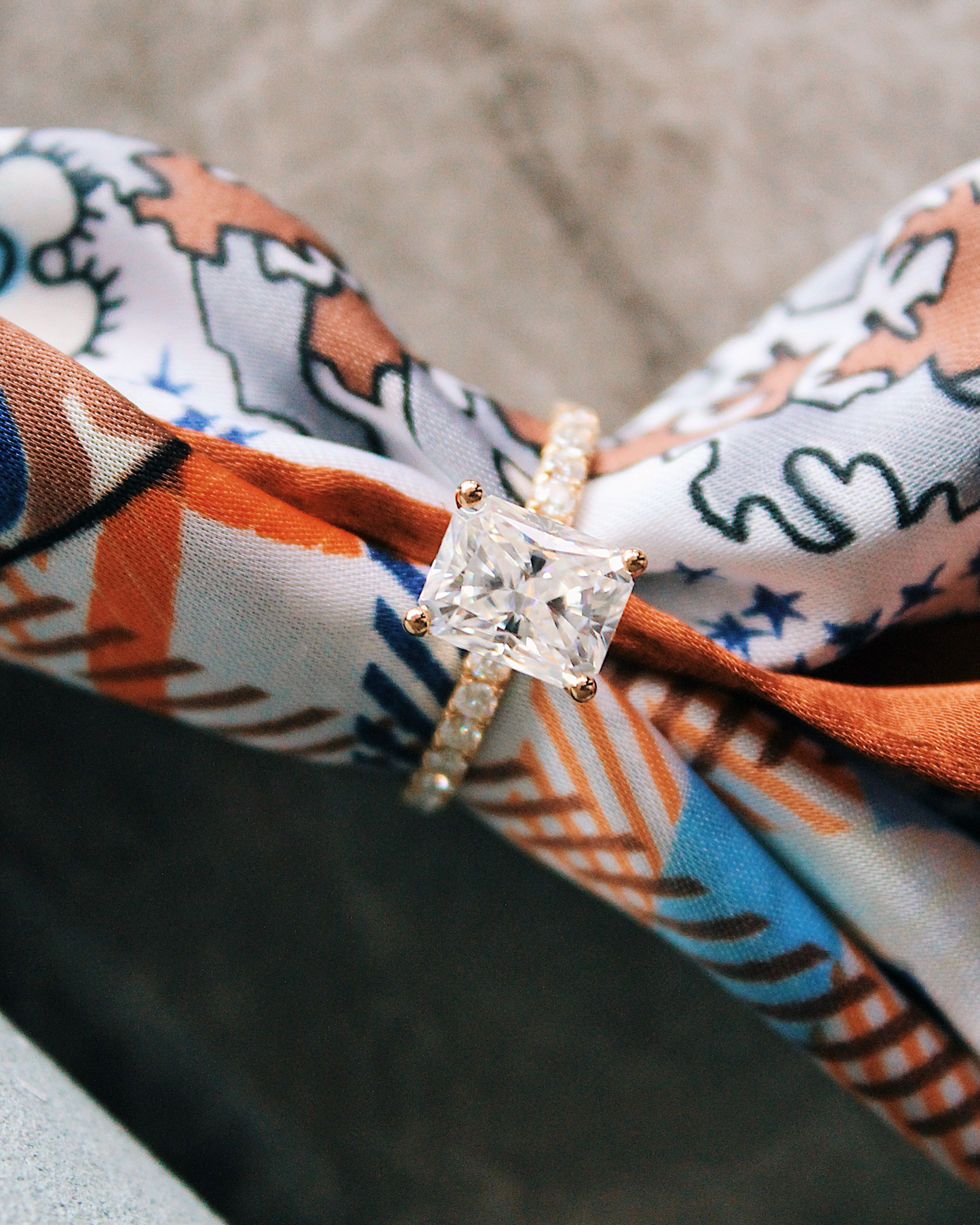 Eloise - 18K Goldring mit 3ct Radiant Cut Diamant oder Moissanite & Pavé-Band, Draufsicht