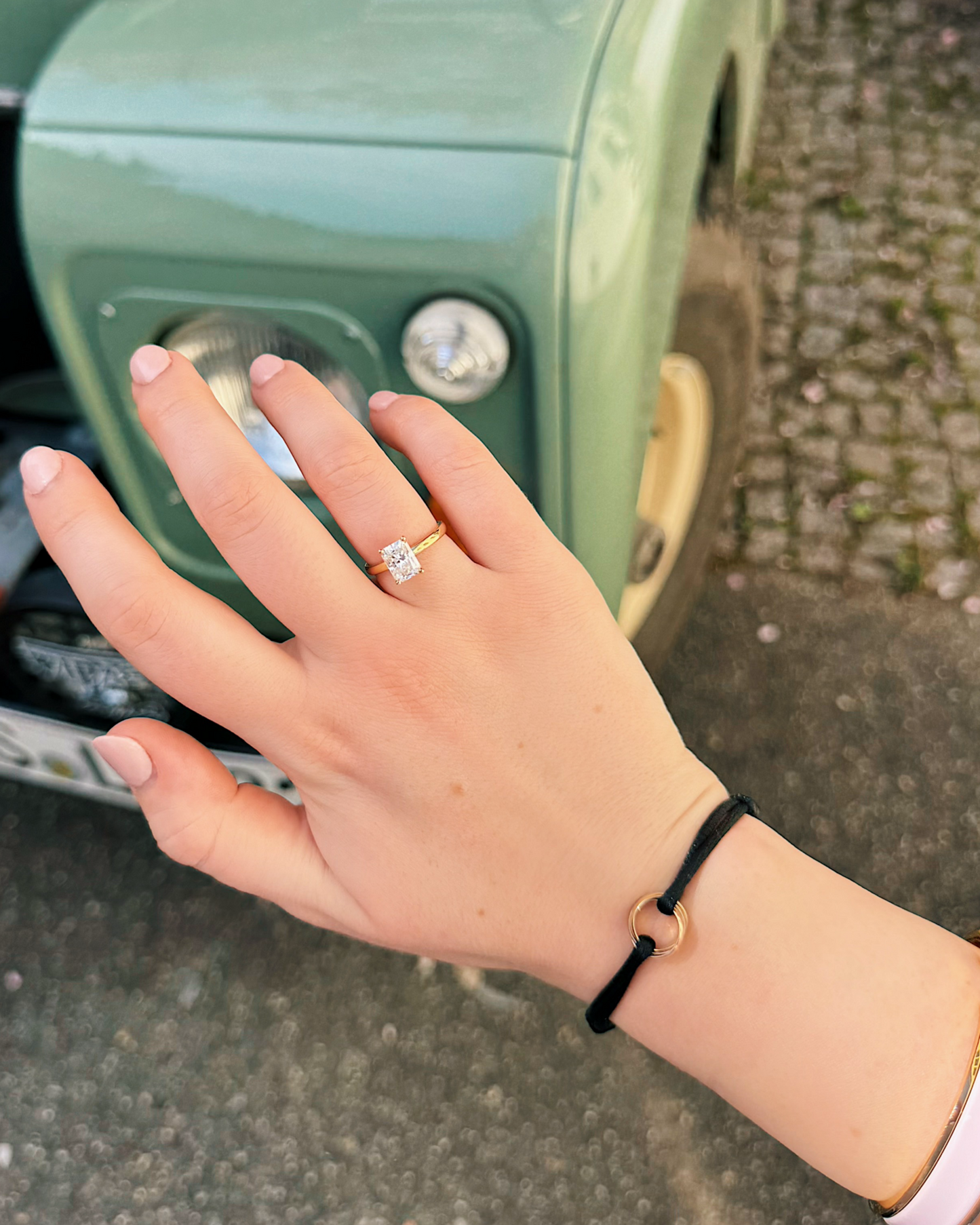 Aliyah - 18K Gelbgold Verlobungsring mit einem Radiant Cut Lab Grown Diamanten oder Moissanite und Hidden Halo, Solitärfassung, getragen an der Hand