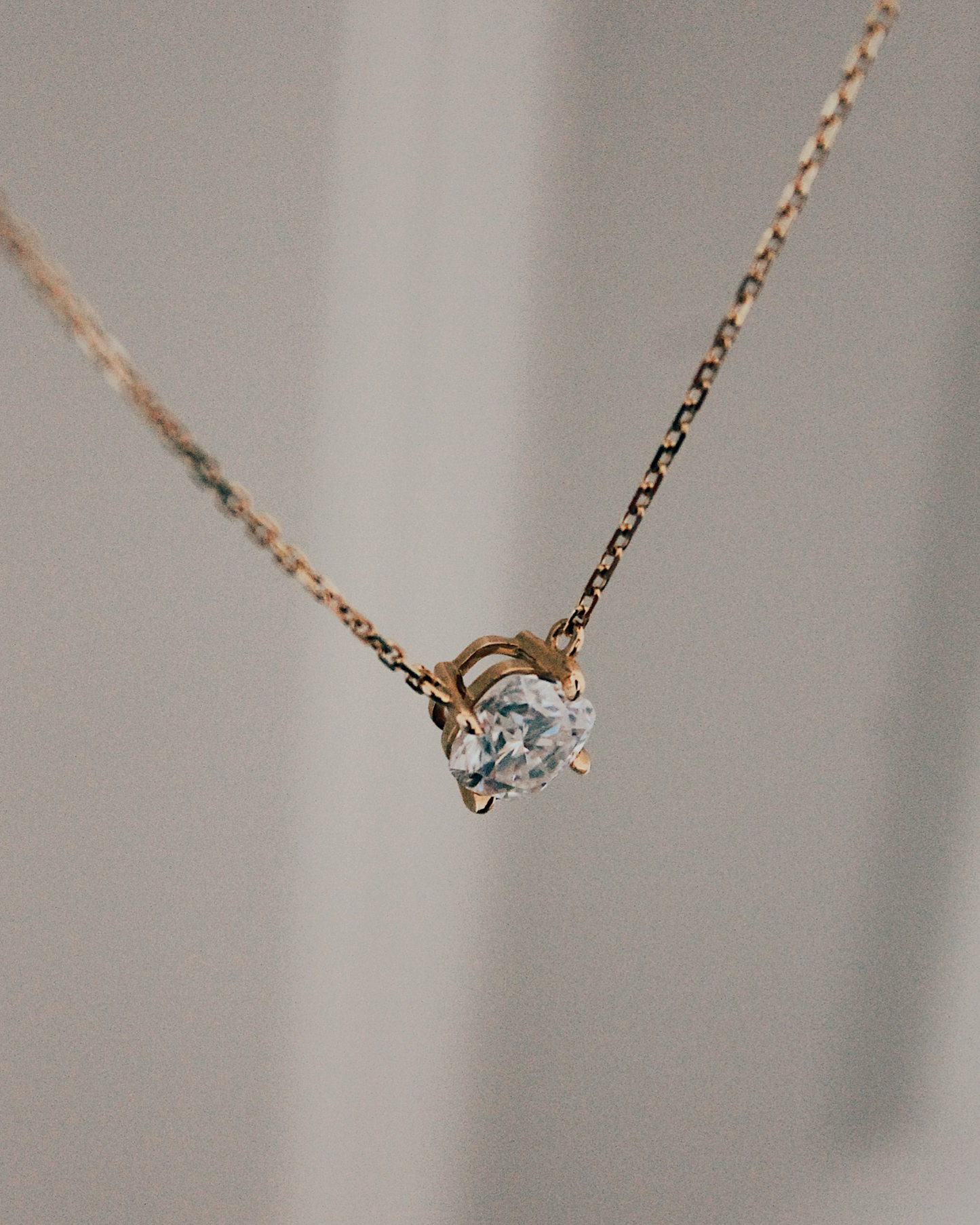 Kaia - 18K Goldkette mit Cushion Cut Lab Grown Diamant oder Moissanite in minimalistischer 4-Krappen-Fassung