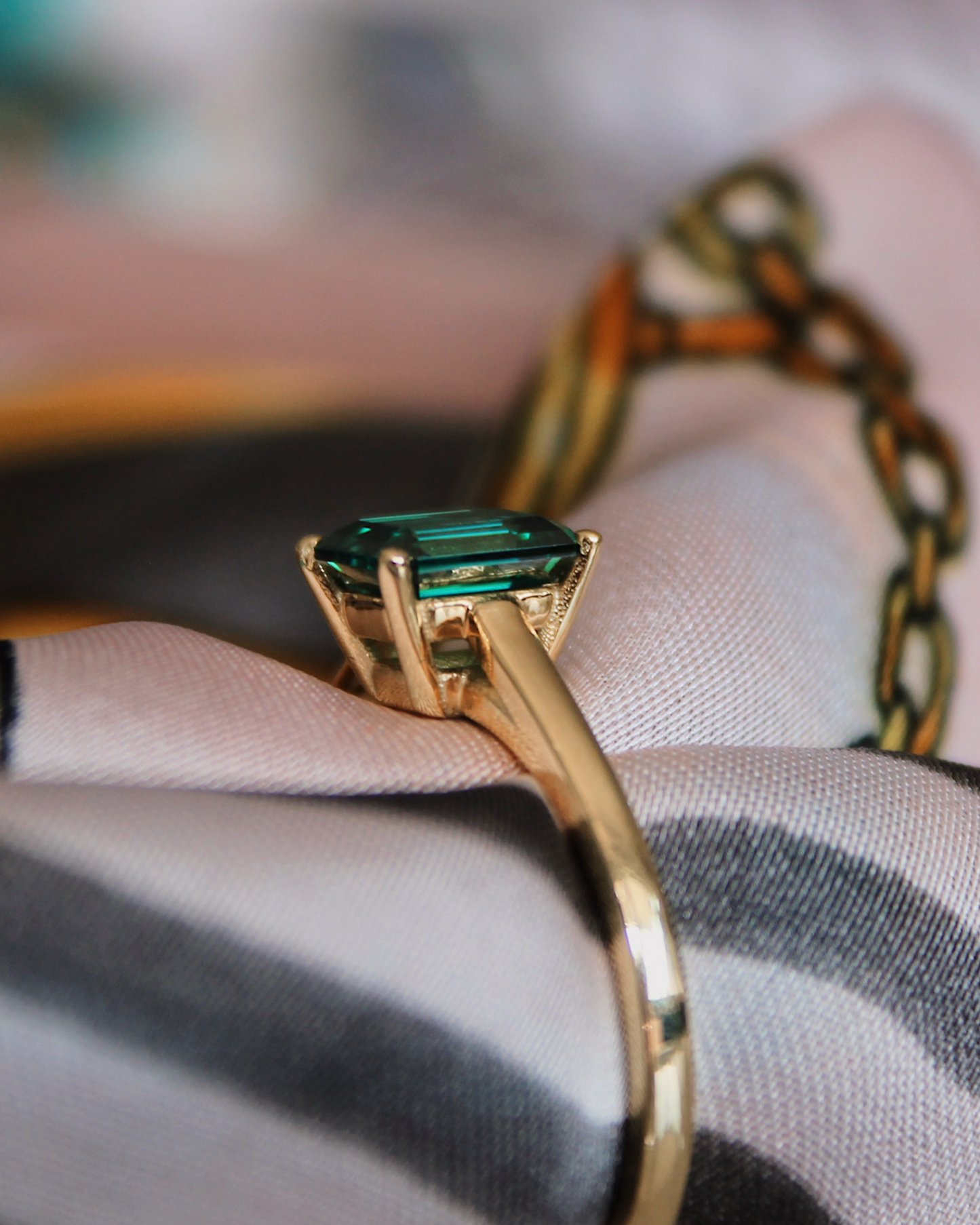 Malu - 18K Gelbgoldring mit einem grünen Lab Grown Diamanten oder Moissaniten im Emerald Cut, Details