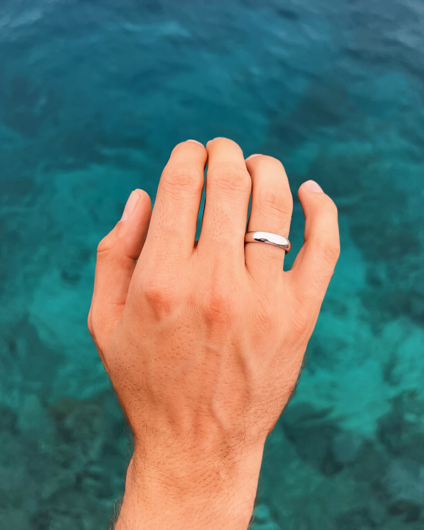 Elias - abgerundeter 18K Gold Trauring / Unisex Wedding Band, getragen an der Hand