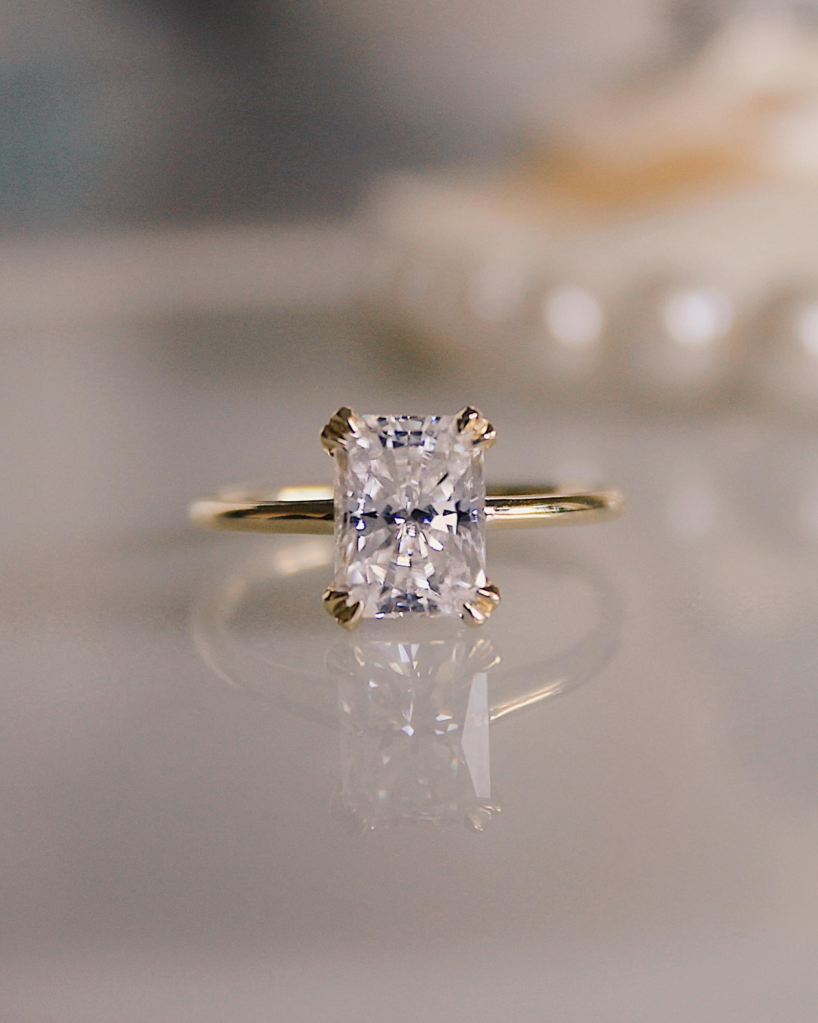 Nikolina - 18K Gelbgoldring mit einem 2ct Radiant Cut Lab Grown Diamanten oder Moissaniten in einer Solitärfassung, Frontansicht