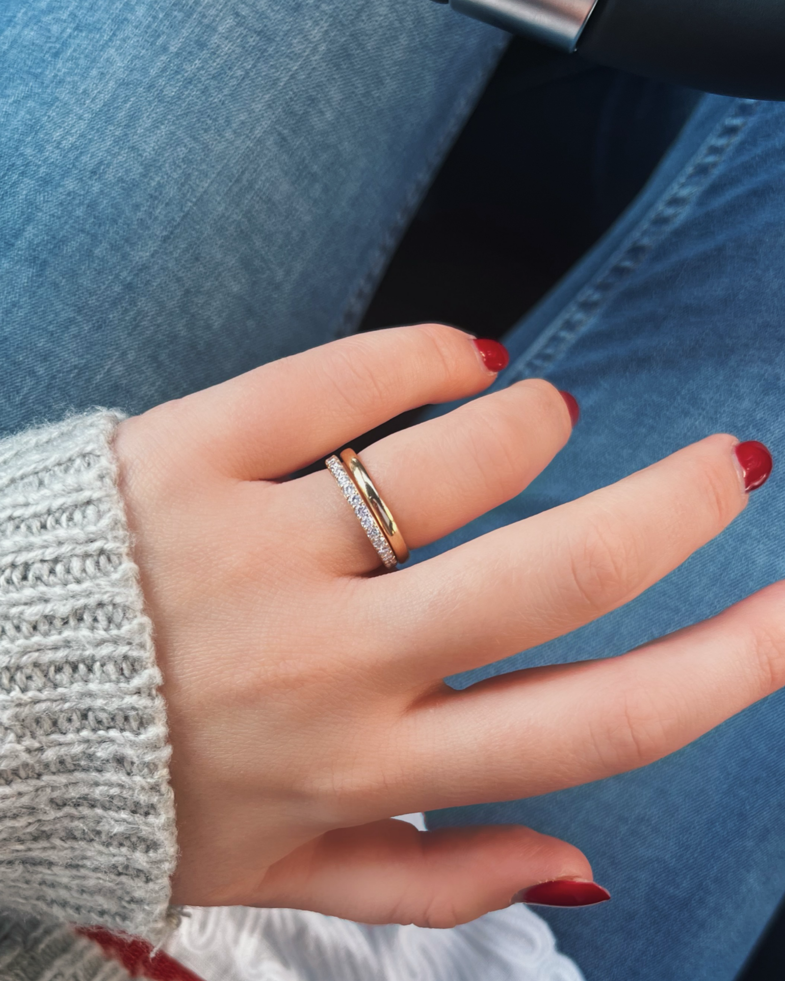 Livia - 18K Gold Eternity Ring mit 1.5mm Round Brilliant Cut Moissniten oder Lab Grown Diamanten, getragen an der Hand in Kombination mit Ehering