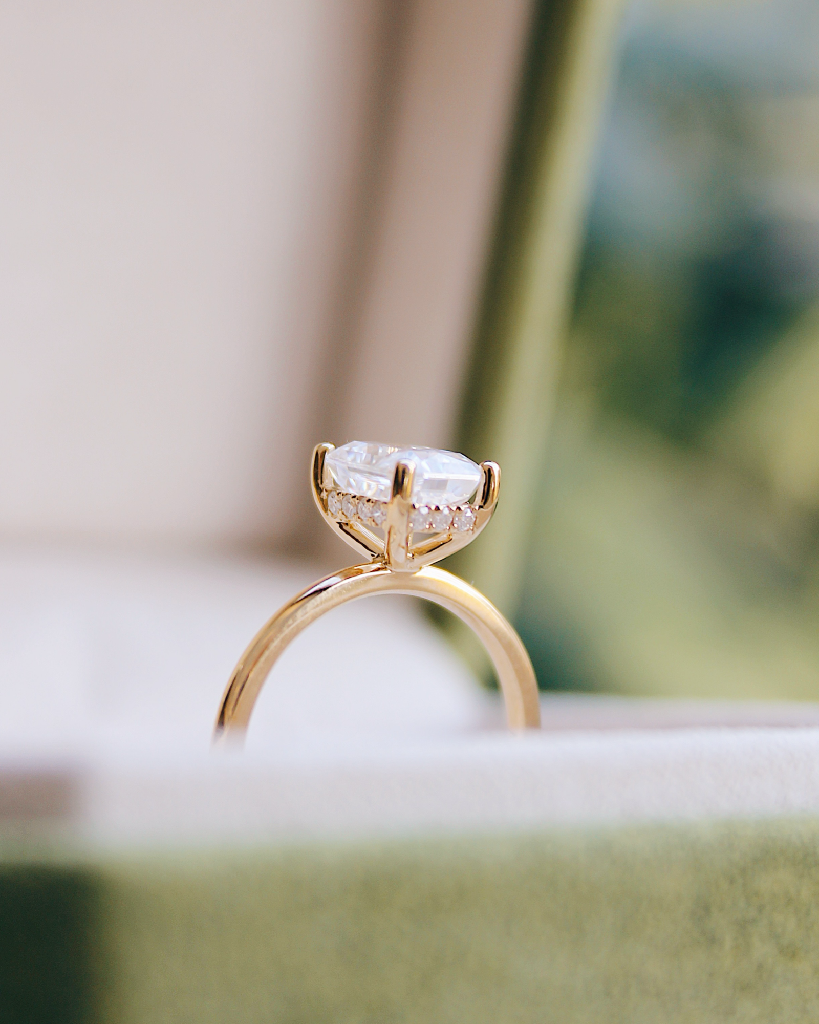 Aliyah - 18K Gelbgold Verlobungsring mit einem Radiant Cut Lab Grown Diamanten oder Moissanite und Hidden Halo, Solitärfassung, Detailansicht