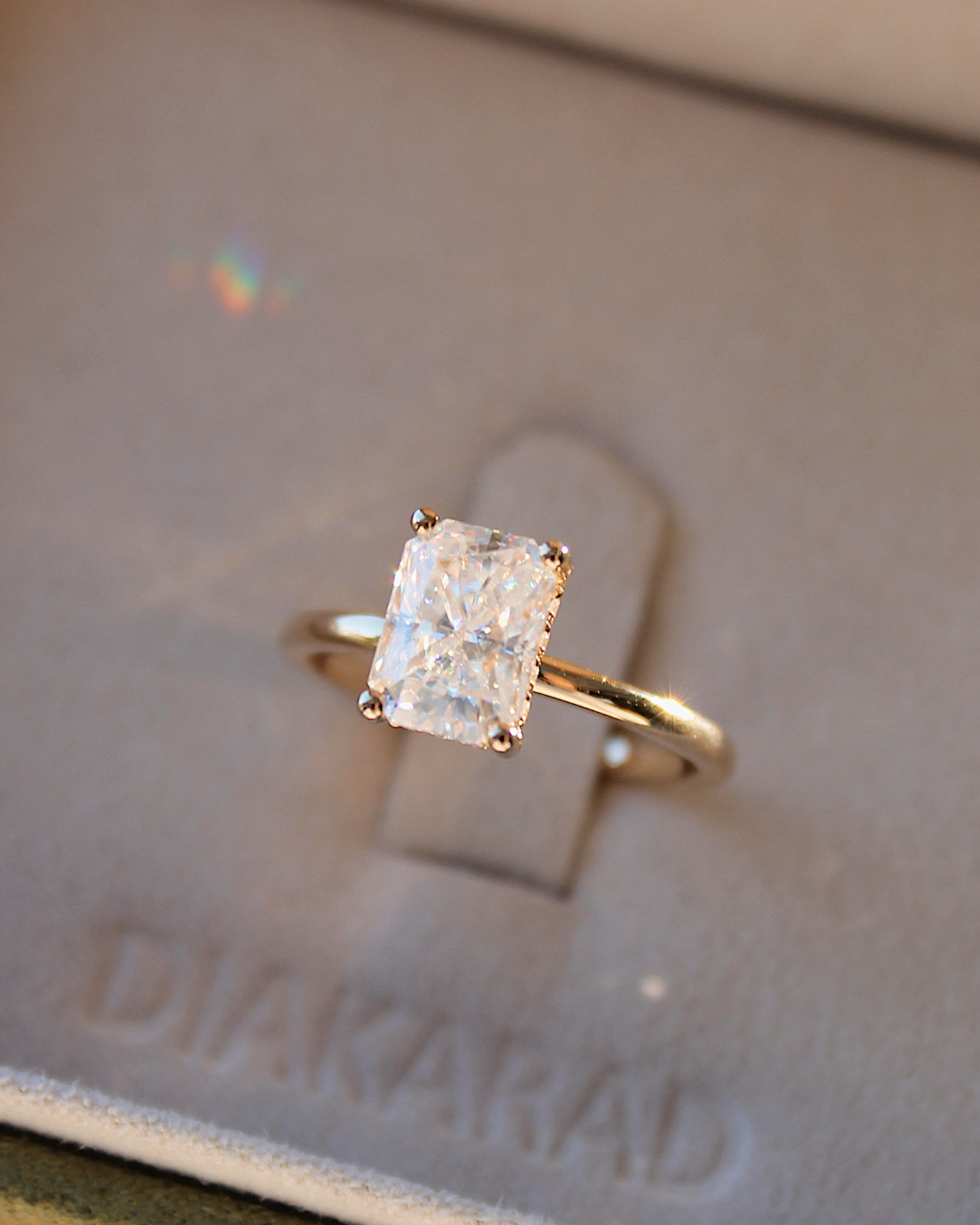 Aliyah - 18K Gelbgold Verlobungsring mit einem Radiant Cut Lab Grown Diamanten oder Moissanite und Hidden Halo, Solitärfassung, Draufsicht