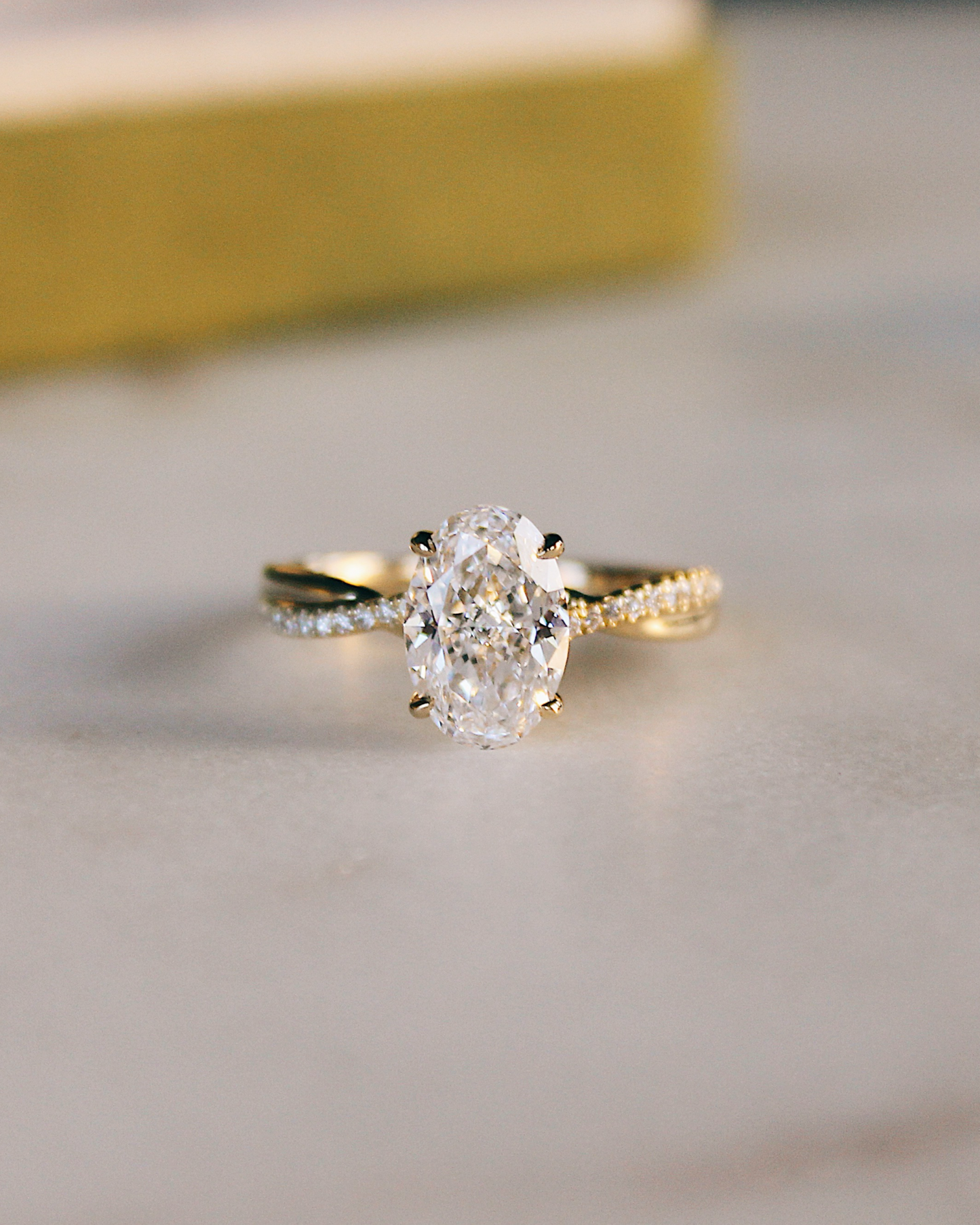 Verlobungsring Lily mit geschwungener Ringschiene, Pavéband und Hidden Halo, Frontansicht