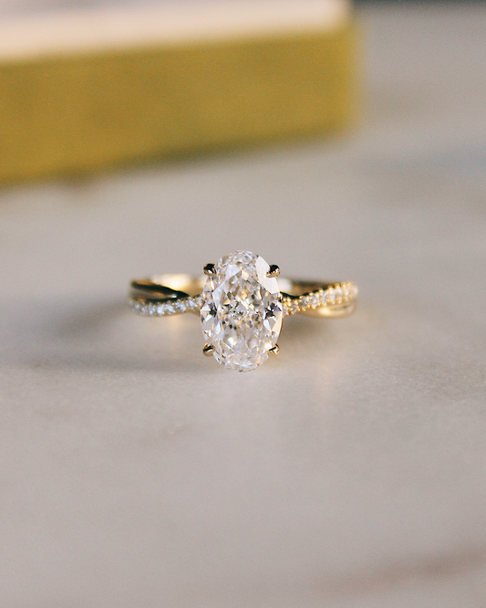 Verlobungsring Lily mit geschwungener Ringschiene, Pavéband und Hidden Halo, Frontansicht