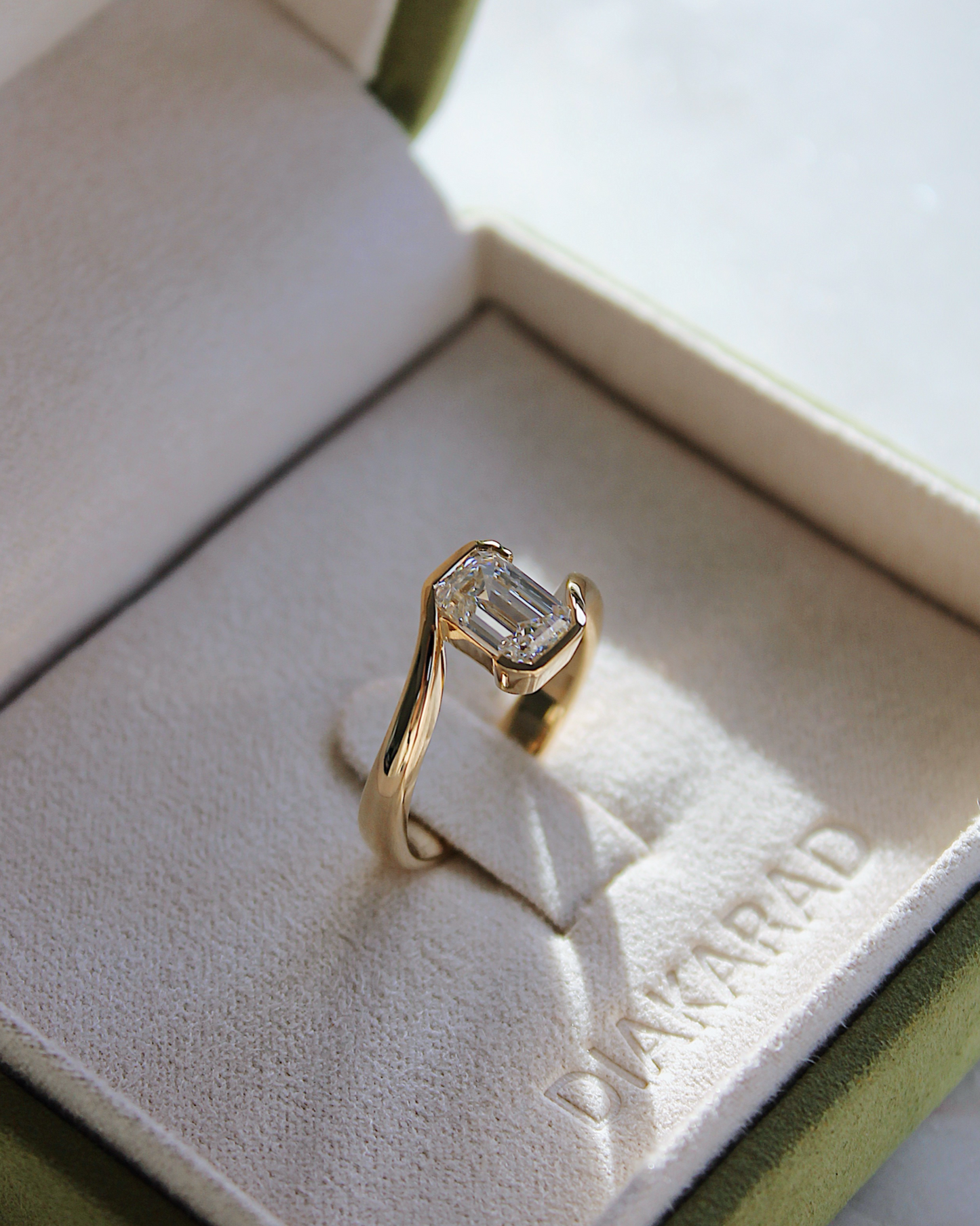 OPHELIA - 18K Goldring | 1.5ct Emerald Cut | Lab Grown Diamant & Moissanite