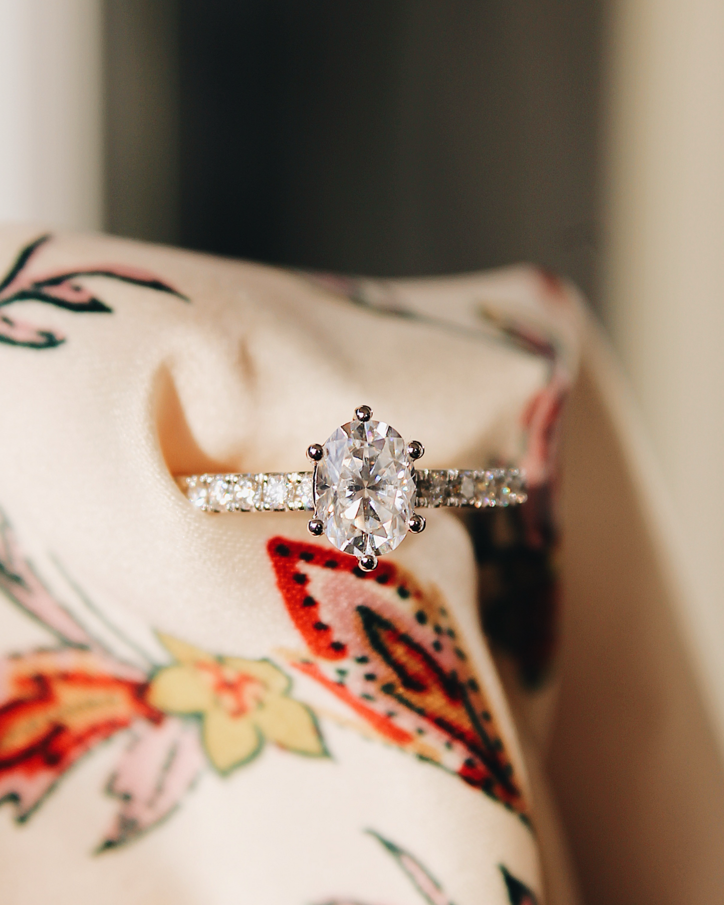 Lou - 18K Gold 1ct Oval Cut Pavé Ring mit Moissanite oder Lab Grown Diamant, Frontsicht