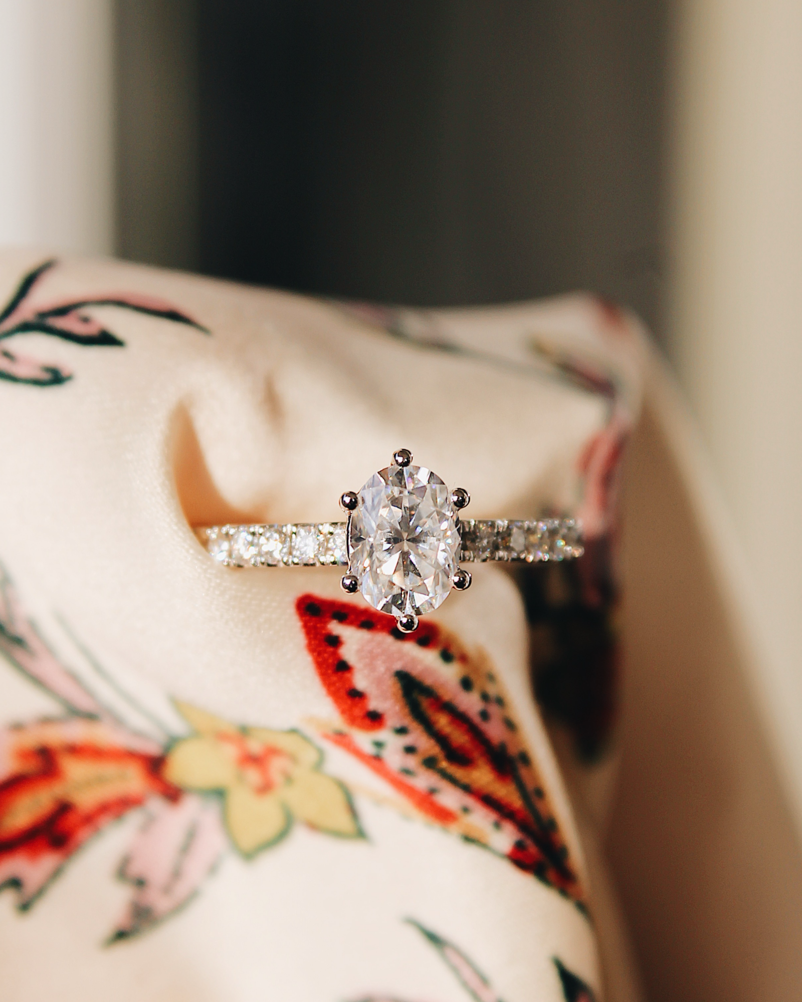 Lou - 18K Gold 1ct Oval Cut Pavé Ring mit Moissanite oder Lab Grown Diamant, Frontsicht