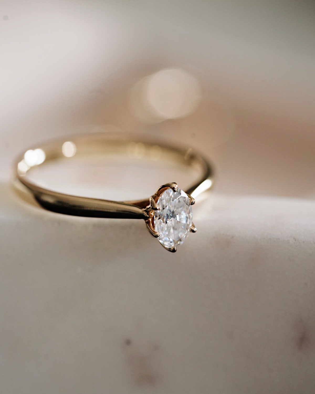 LILIA - 18K Goldring | Oval Cut | Lab Grown Diamant & Moissanite