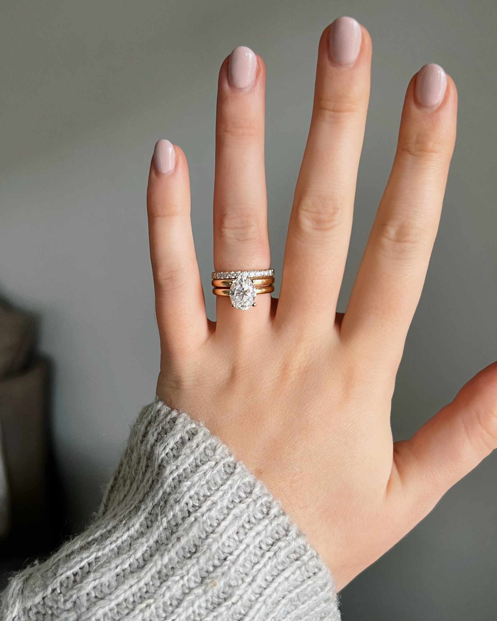 Aria - 18K Gold Solitärring mit 3ct Oval Cut Moissanite oder Lab Grown Diamant, getragen an der Hand