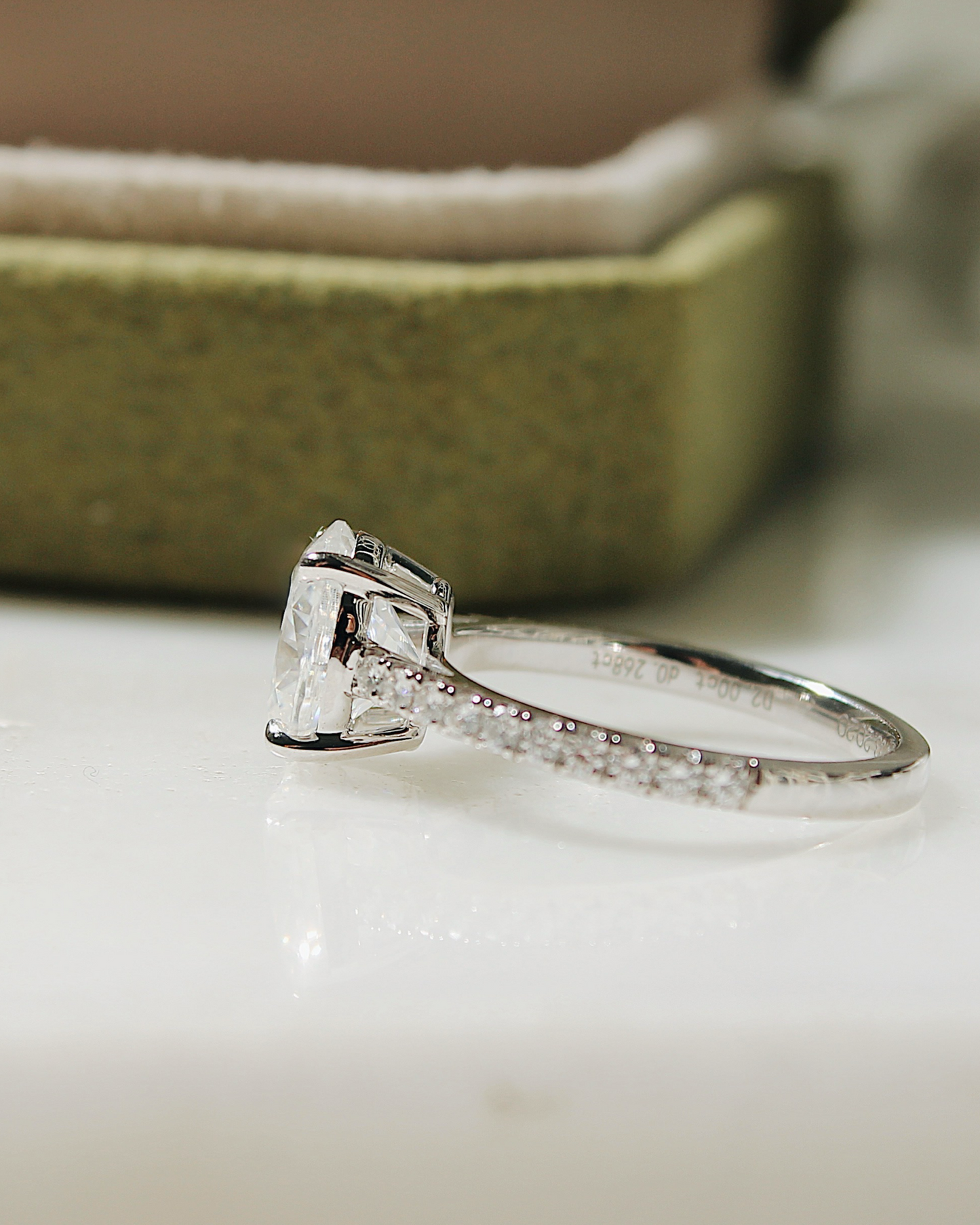 Frida - 18K Gold Oval Cut Verlobungsring mit Pavé-Ringschiene, Details