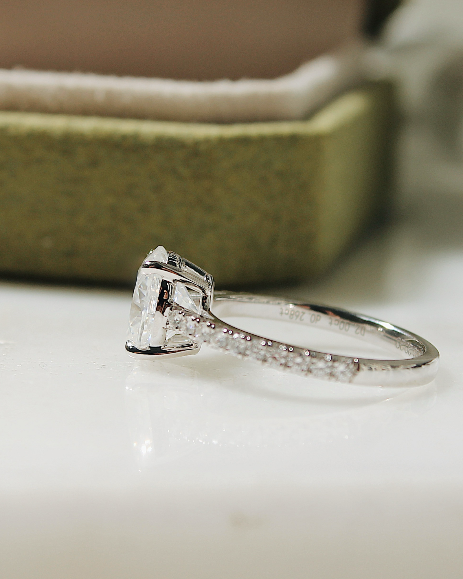 Frida - 18K Gold Oval Cut Verlobungsring mit Pavé-Ringschiene, Details