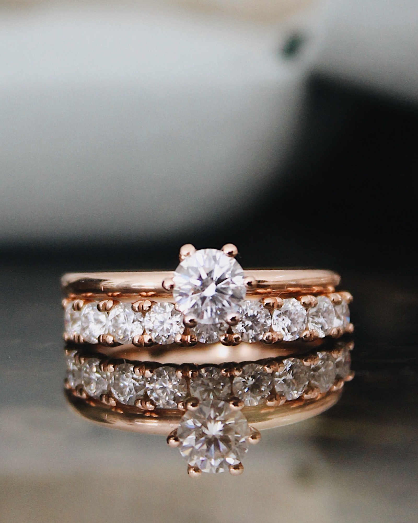 Livia - 18K Gold Eternity Ring mit 2.5mm Round Brilliant Cut Moissniten oder Lab Grown Diamanten, in Kombination mit einem Verlobungsring