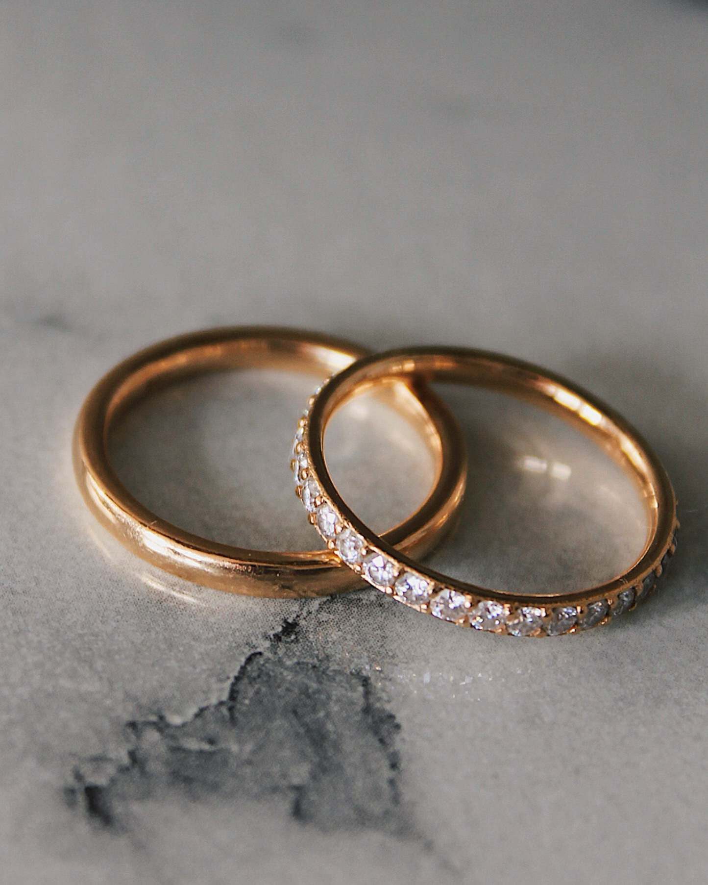 Livia - 18K Gold Eternity Ring mit 1.5mm Round Brilliant Cut Moissniten oder Lab Grown Diamanten, in Kombination mit Ehering