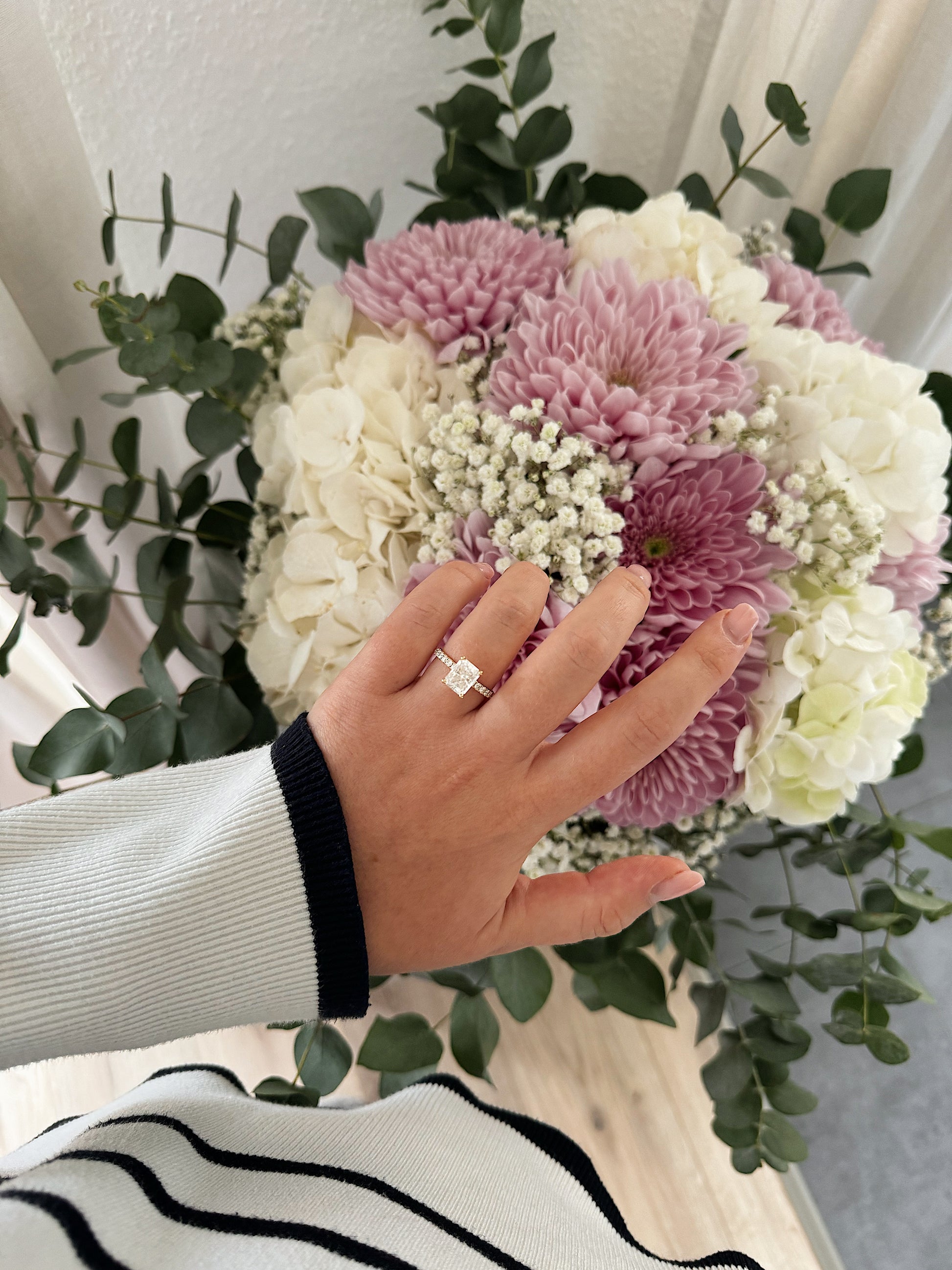 Eloise - 18K Goldring mit Radiant Cut Diamant oder Moissanite & Pavé-Band, getragen an der Hand