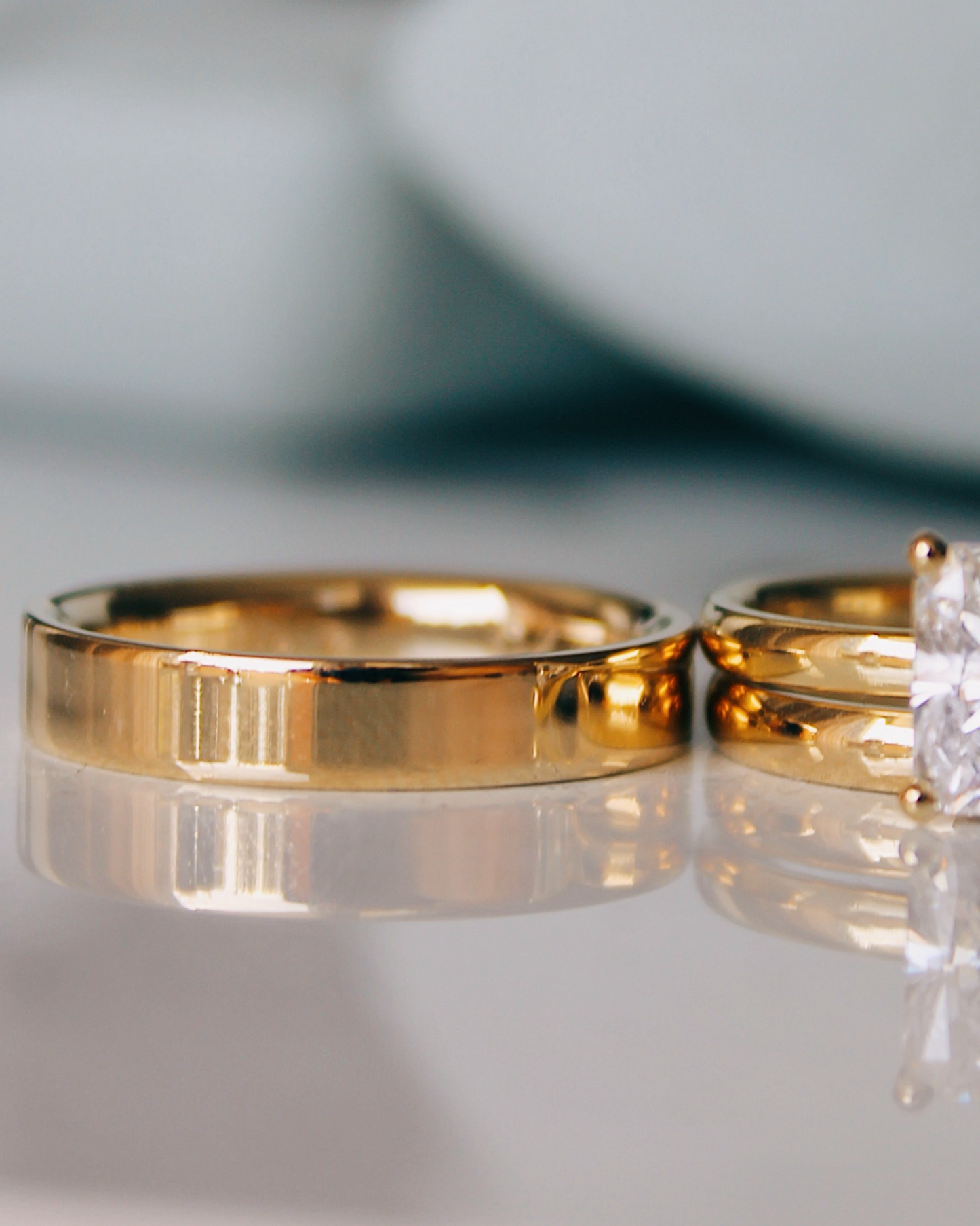 Hudson - klassischer 18K Gold Ehering, kantig, poliert, Frontansicht