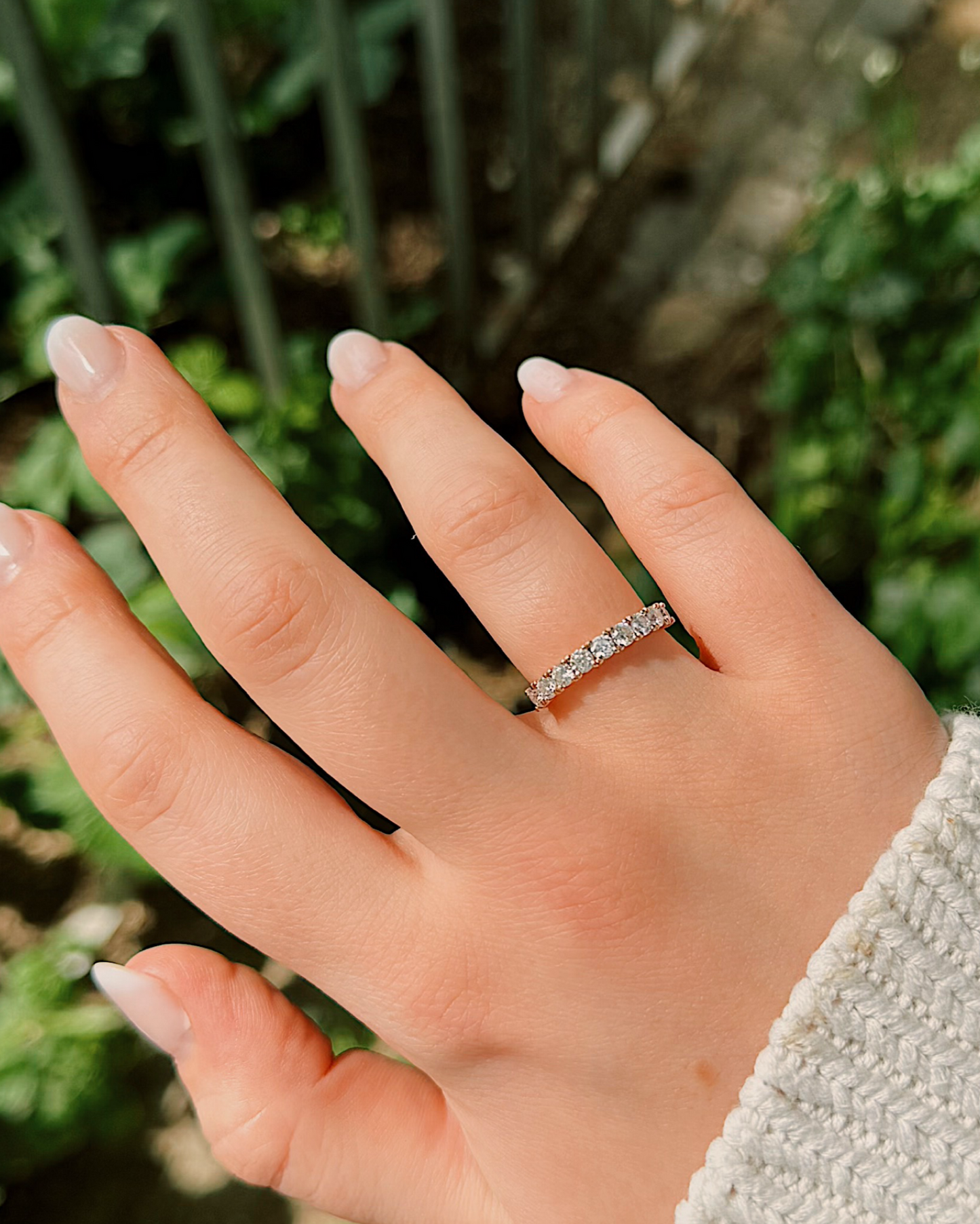 Livia - 18K Gold Eternity Ring mit 2.5mm Round Brilliant Cut Moissniten oder Lab Grown Diamanten, getragen an der Hand