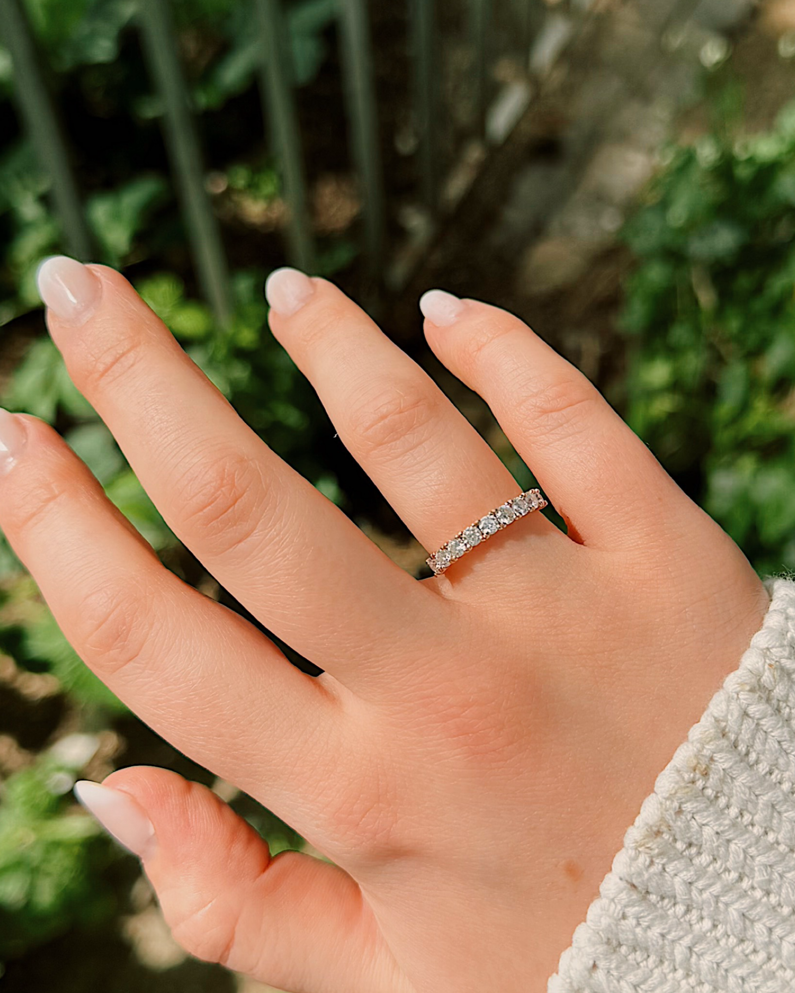 Livia - 18K Gold Eternity Ring mit 2.5mm Round Brilliant Cut Moissniten oder Lab Grown Diamanten, getragen an der Hand