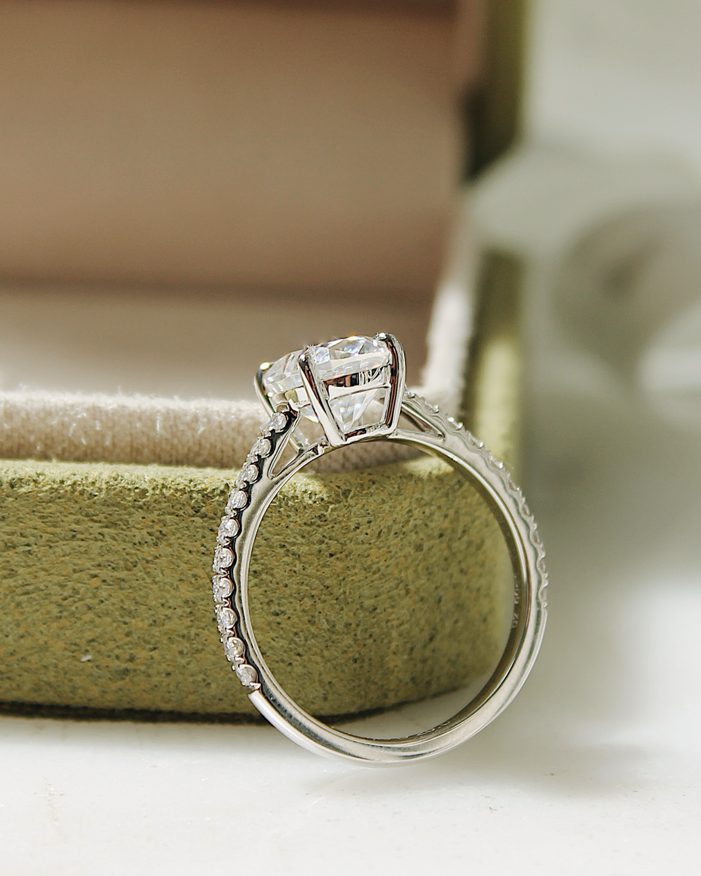 Frida - 18K Gold Oval Cut Verlobungsring mit Pavé-Ringschiene, Seitenansicht