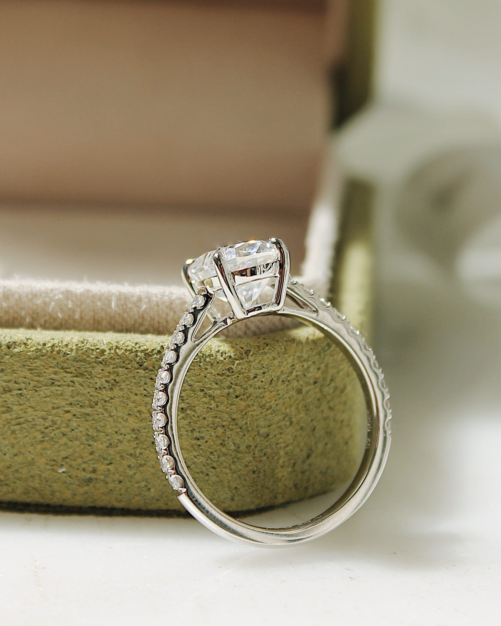 Frida - 18K Gold Oval Cut Verlobungsring mit Pavé-Ringschiene, Seitenansicht