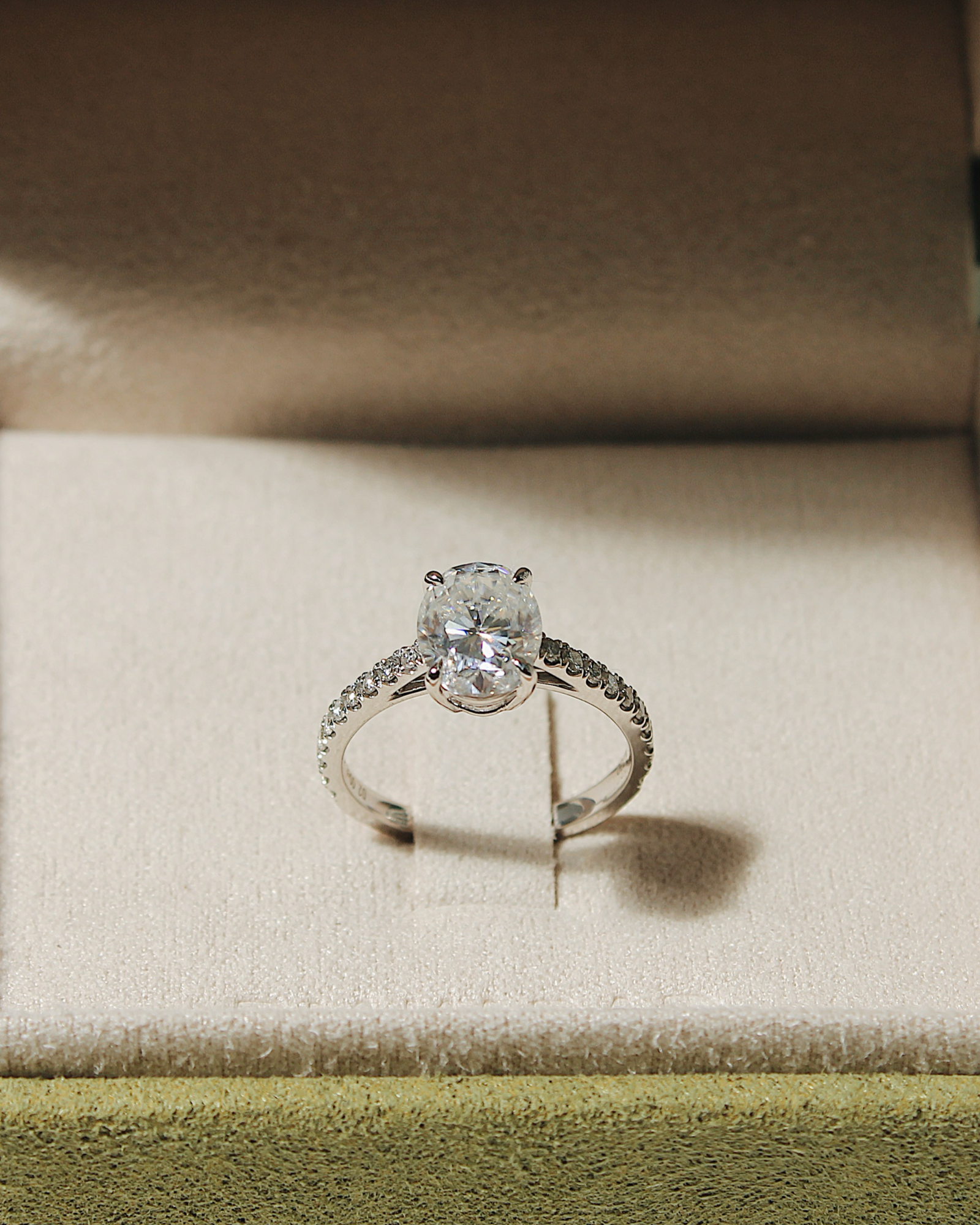 Frida - 18K Gold Oval Cut Verlobungsring mit Pavé-Ringschiene, Draufsicht