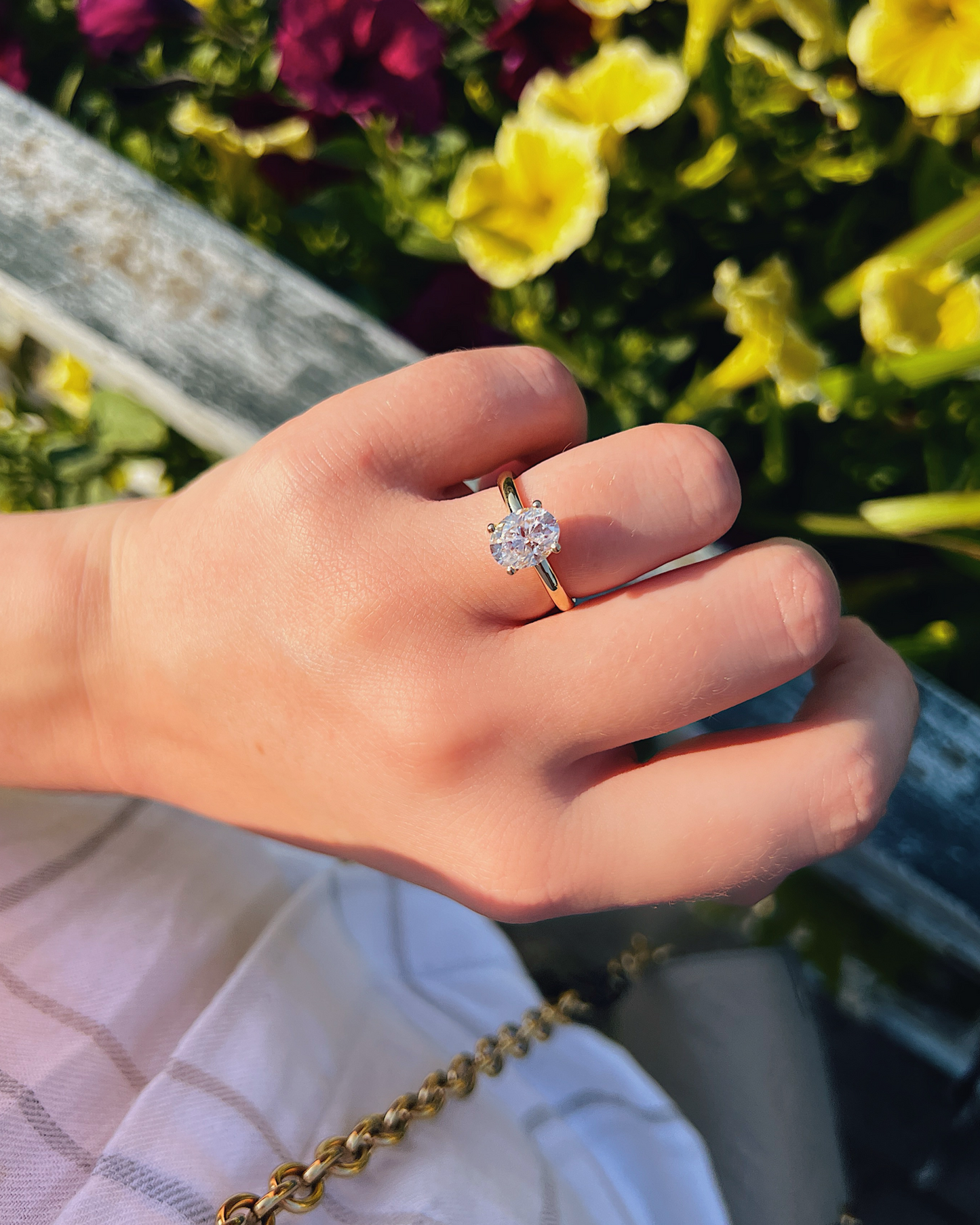 Aria - 18K Gold Solitärring mit 2ct Oval Cut Moissanite oder Lab Grown Diamant, getragen an der Hand, Draufsicht