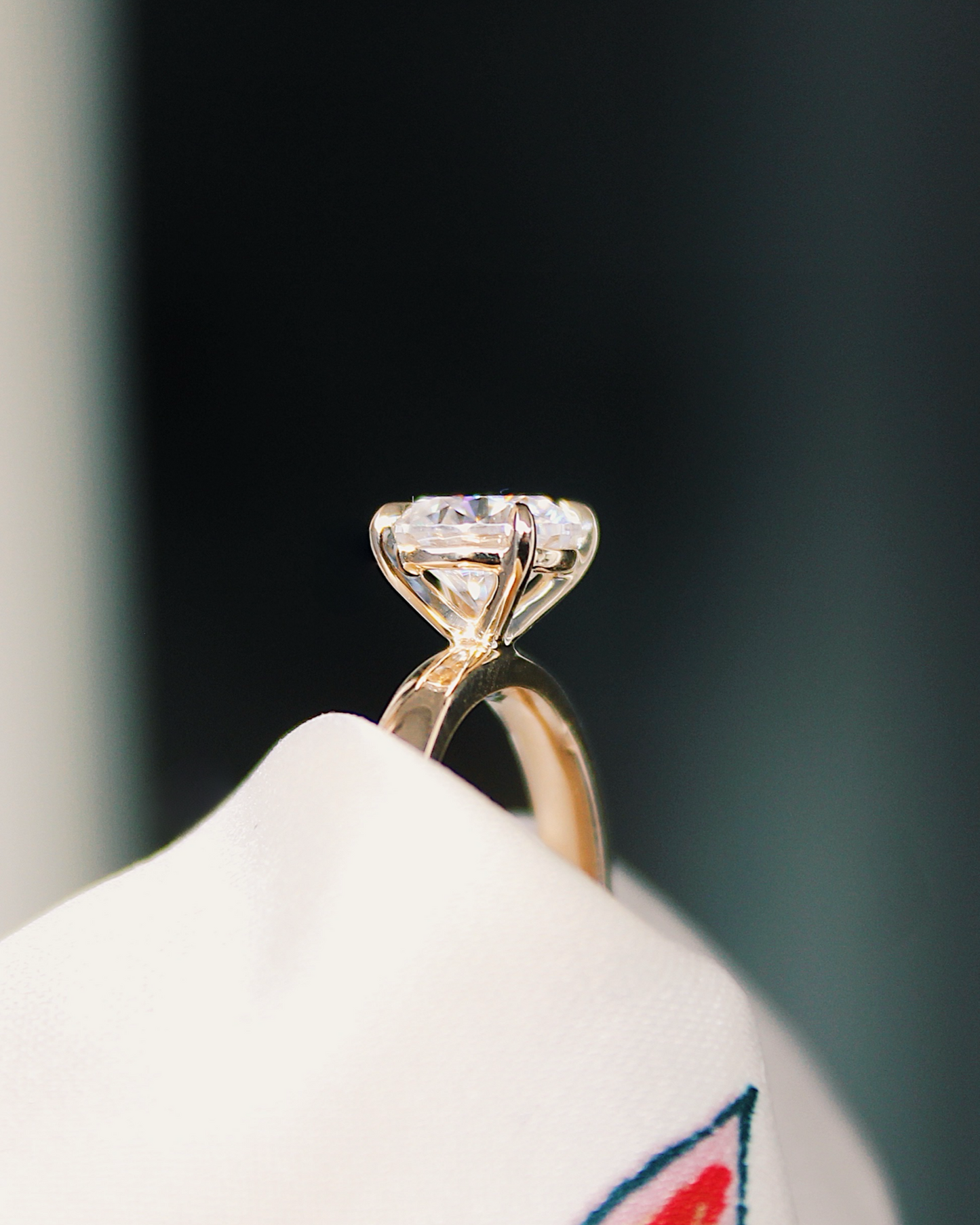 Luana - 18K Gold Solitaire Verlobungsring mit Round Brillinat Cut Moissanite oder Lab Grown Diamant, Seitenansicht