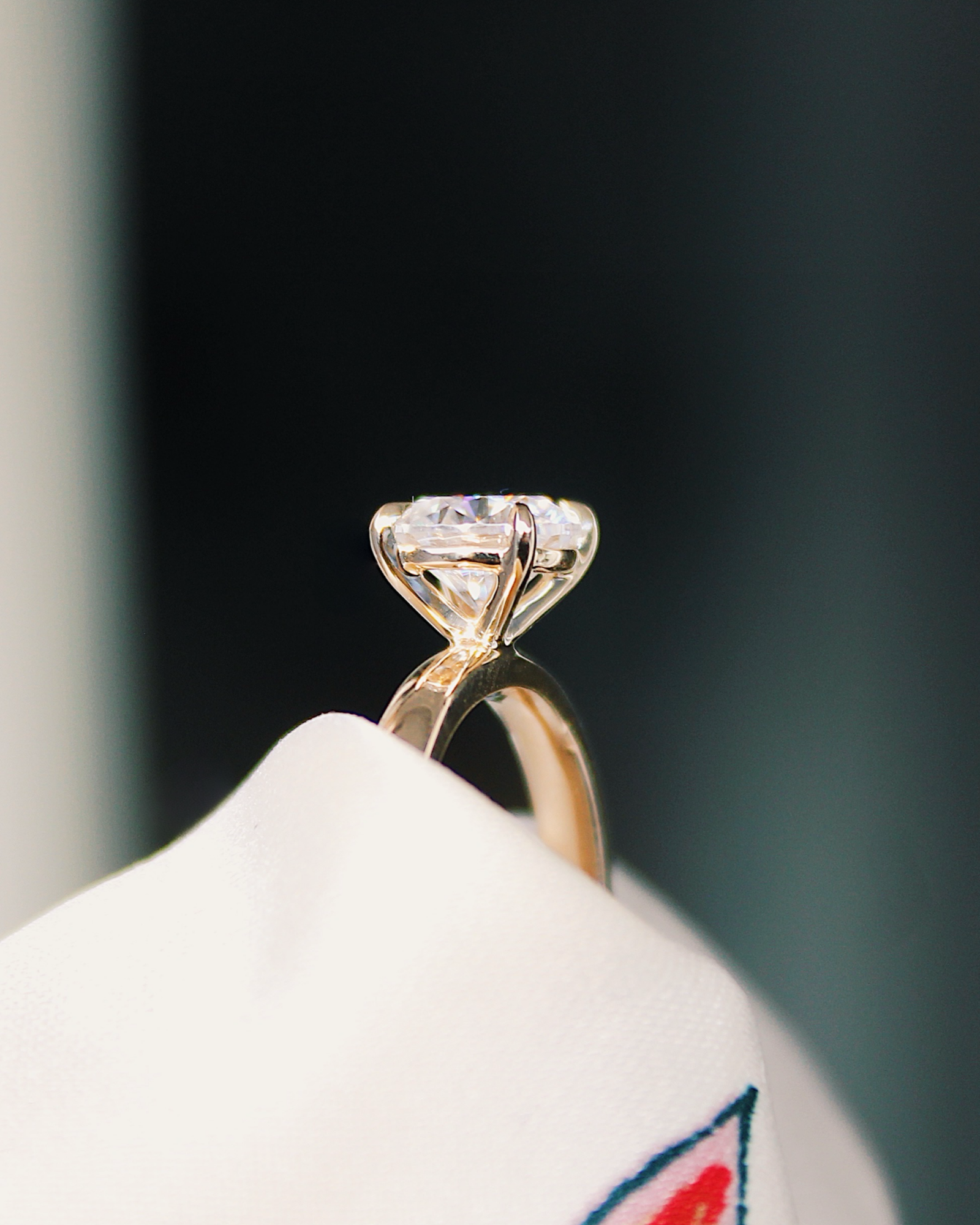 Luana - 18K Gold Solitaire Verlobungsring mit Round Brillinat Cut Moissanite oder Lab Grown Diamant, Seitenansicht