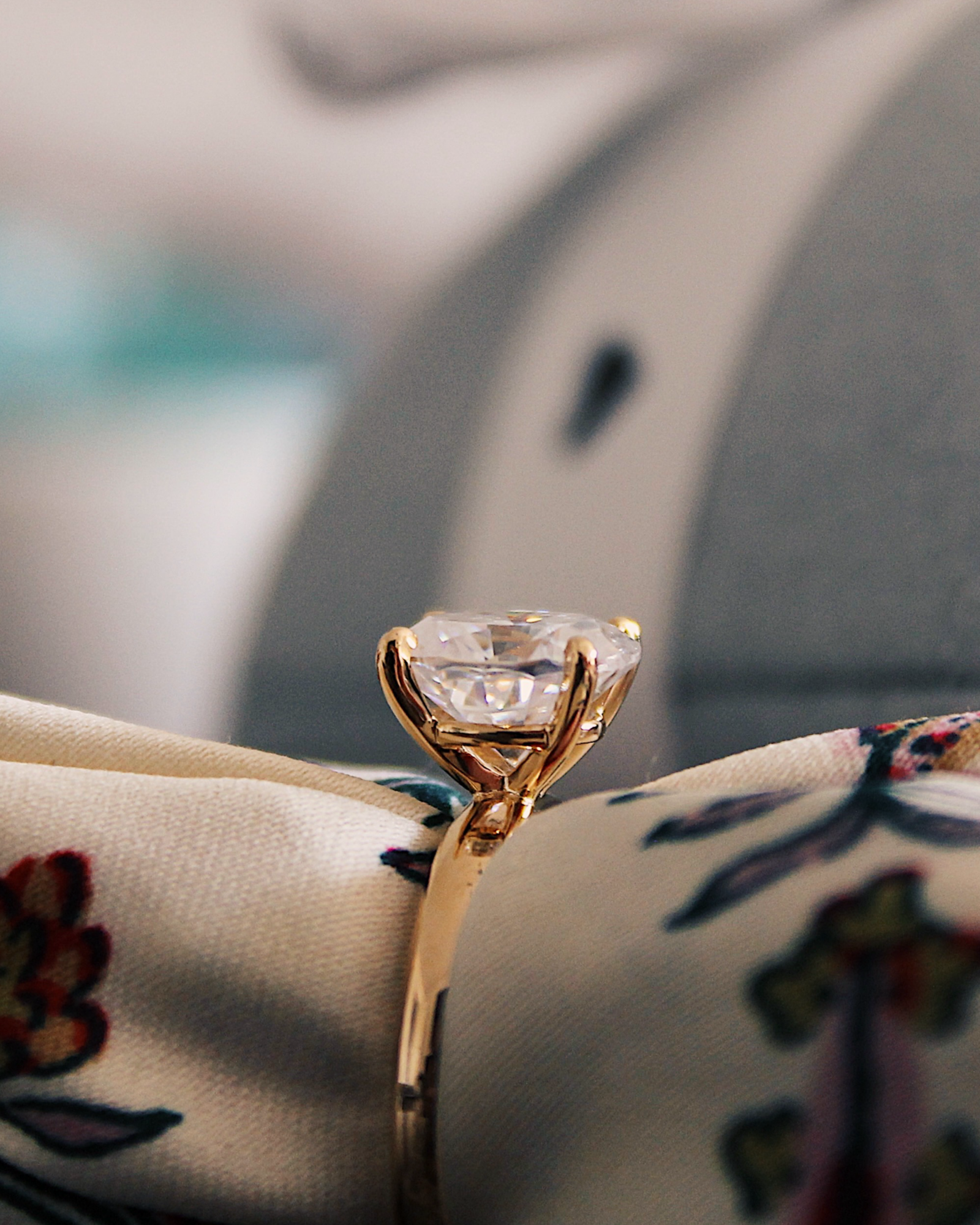 Aria - 18KGold Solitärring mit Oval Cut Moissanite oder Lab Grown Diamant, seitenansicht