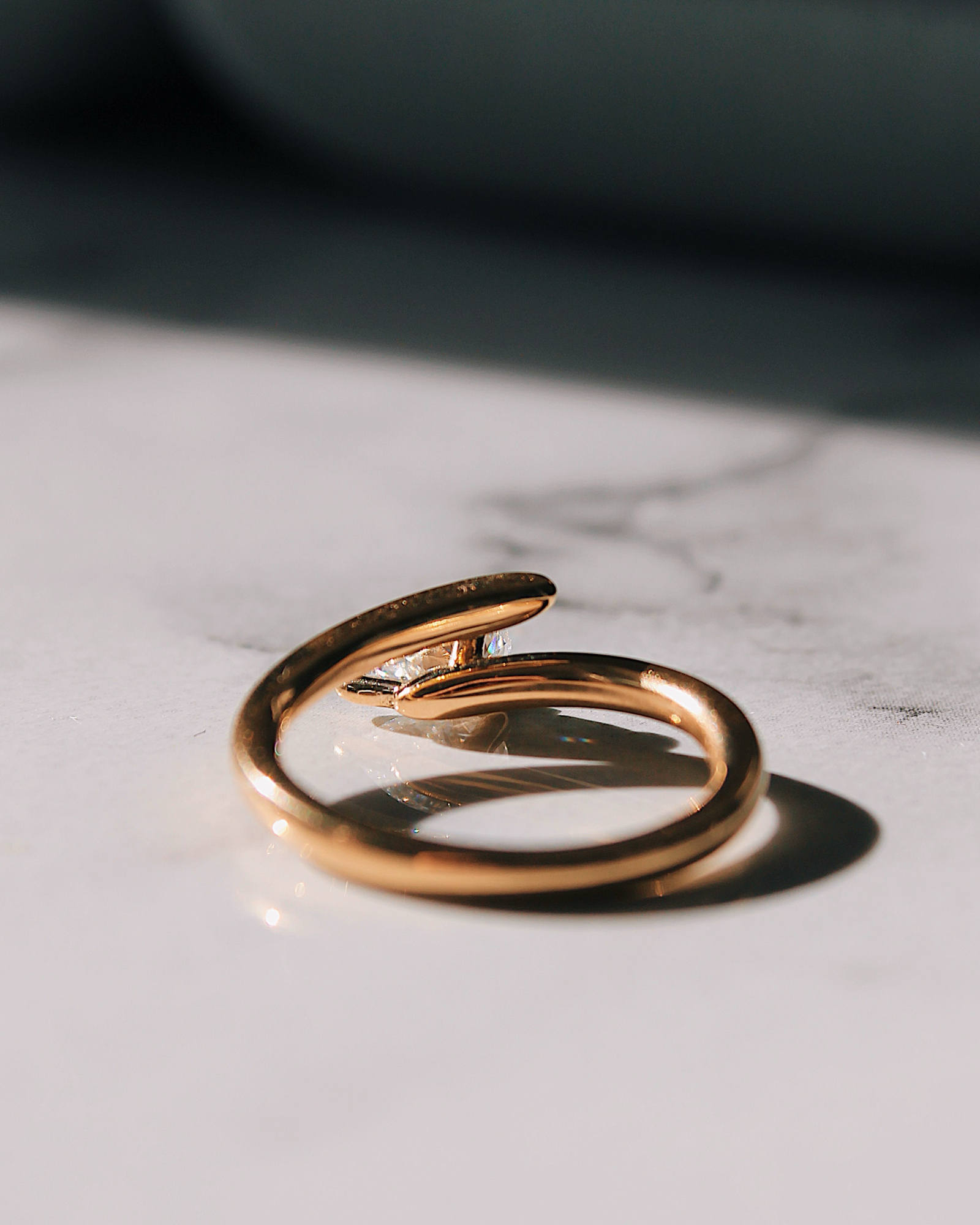 Pippa - offener 18K Goldring mit Pear Cut Lab Grown Diamant / Moissanite, Details