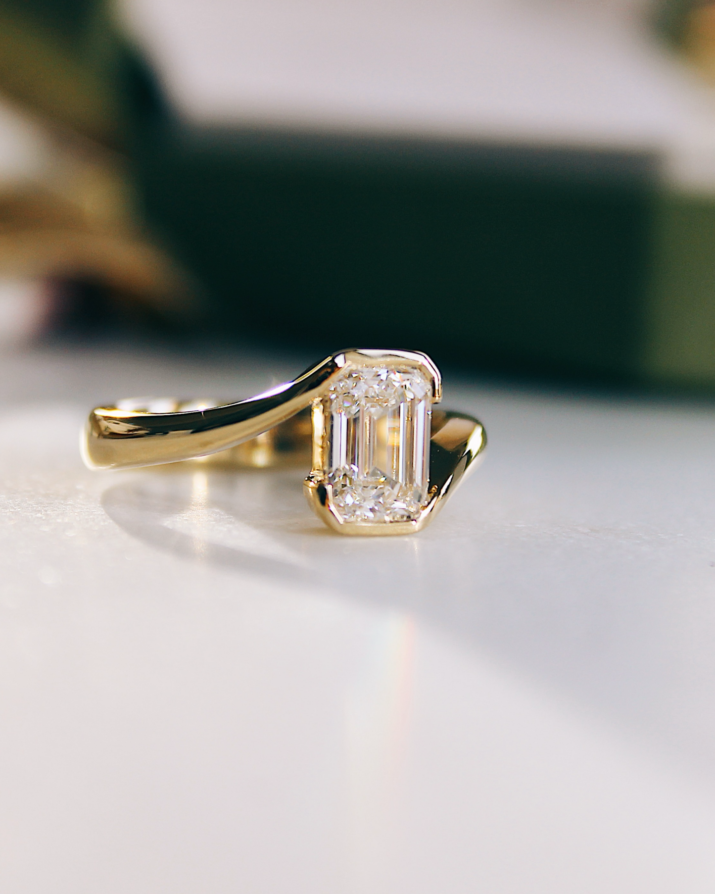 OPHELIA - 18K Goldring | 1.5ct Emerald Cut | Lab Grown Diamant & Moissanite