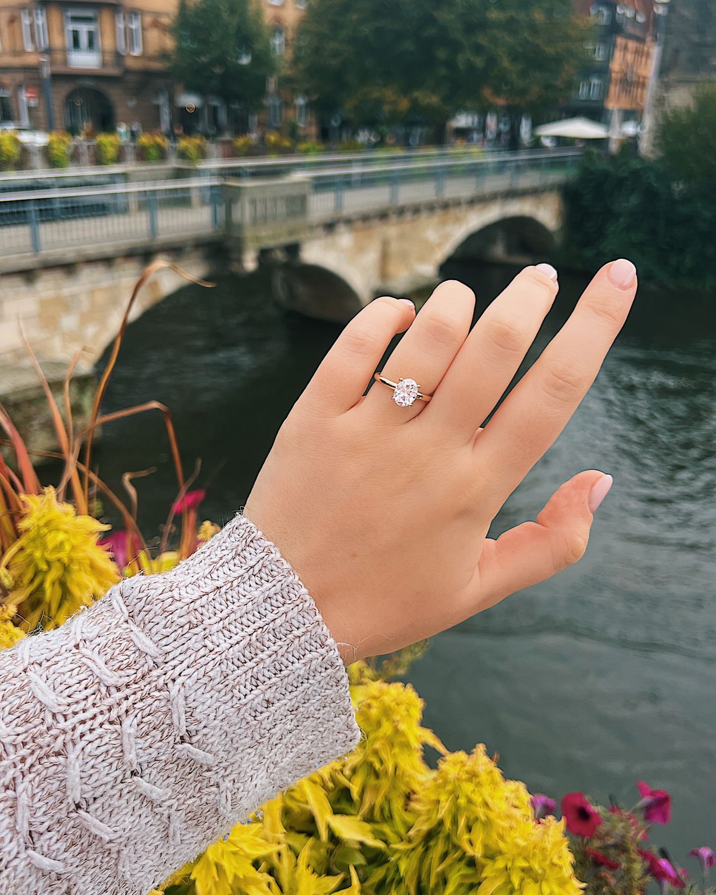 Aria - 18K Gold Solitärring mit 2ct Oval Cut Moissanite oder Lab Grown Diamant, getragen an der Hand