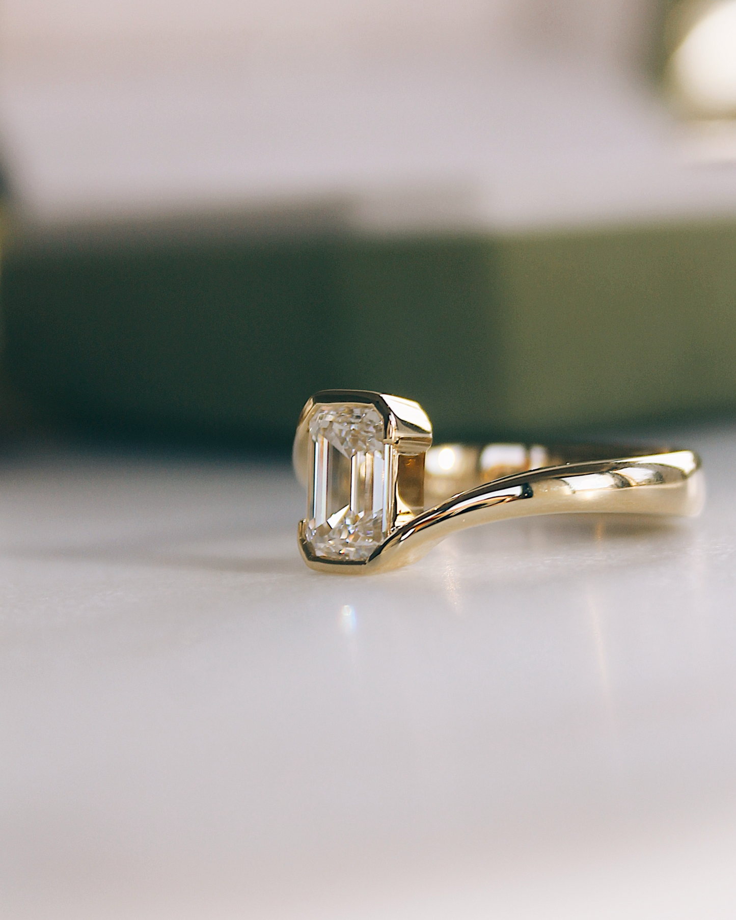OPHELIA - 18K Goldring | 1.5ct Emerald Cut | Lab Grown Diamant & Moissanite