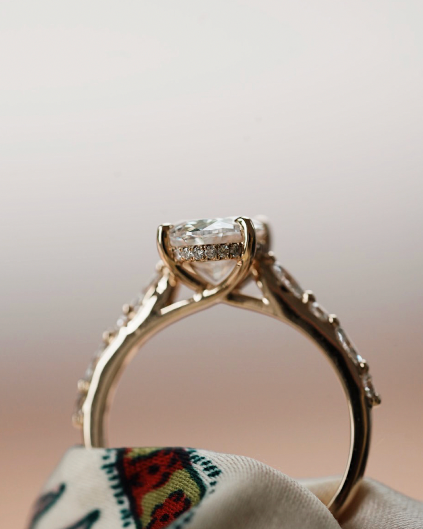 BELLE - 18K Goldring | Oval Cut mit Hidden Halo & Seitensteinen | Lab Grown Diamant & Moissanite