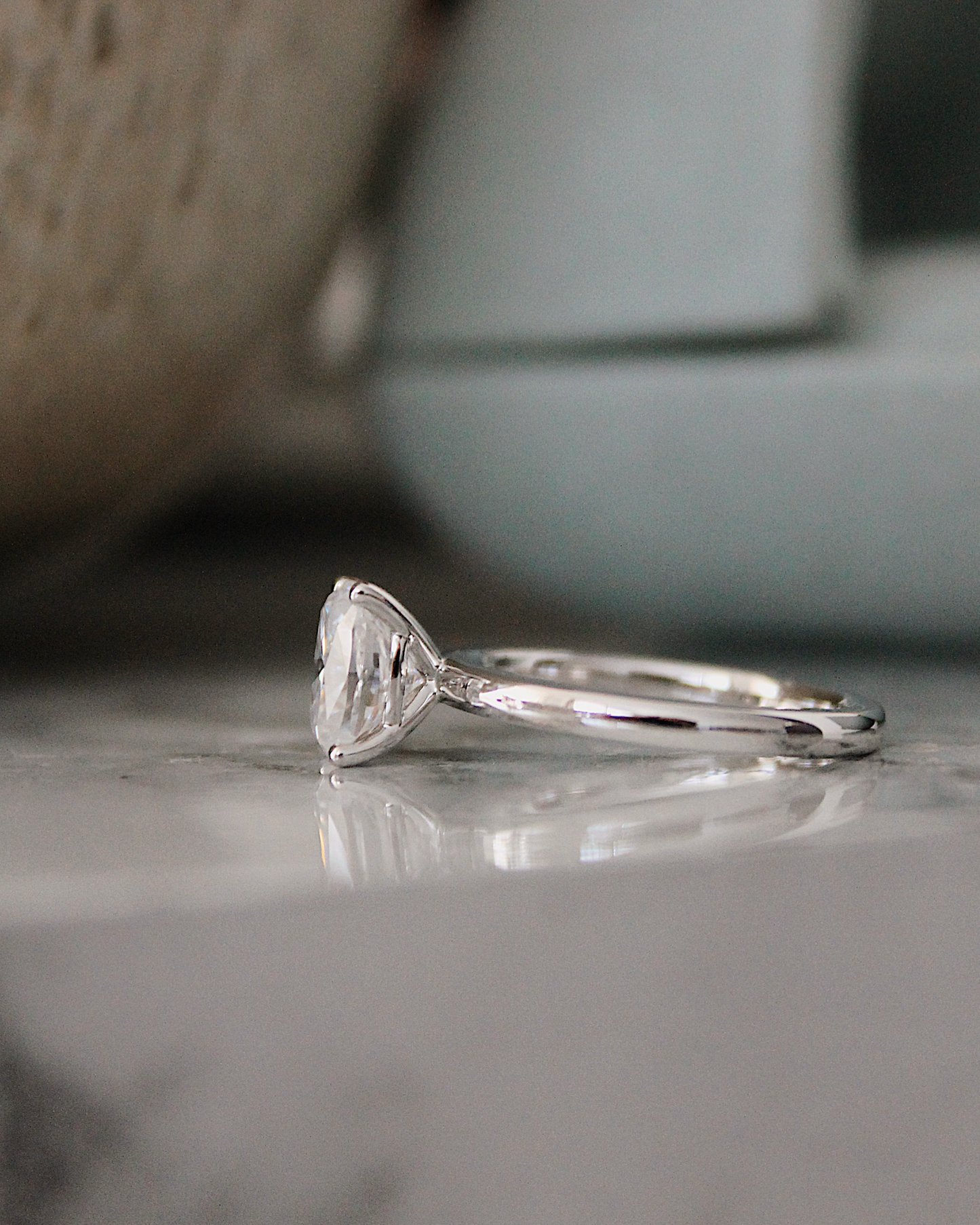 Capri - 18K Goldring mit einem Elongated Cushion Cut Lab Grown Diamant oder Moissanite, Seitenansicht