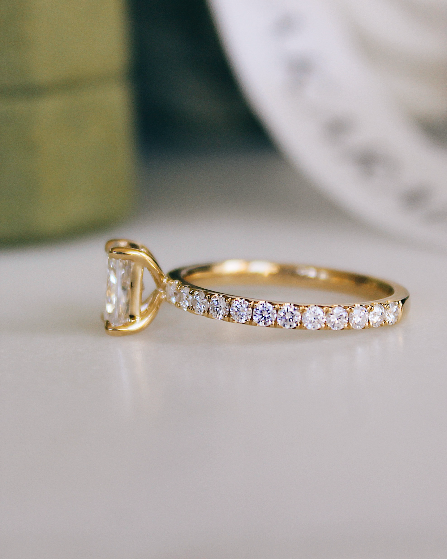 Eloise - 18K Goldring mit Radiant Cut Diamant oder Moissanite & Pavé-Band, Seitenansicht