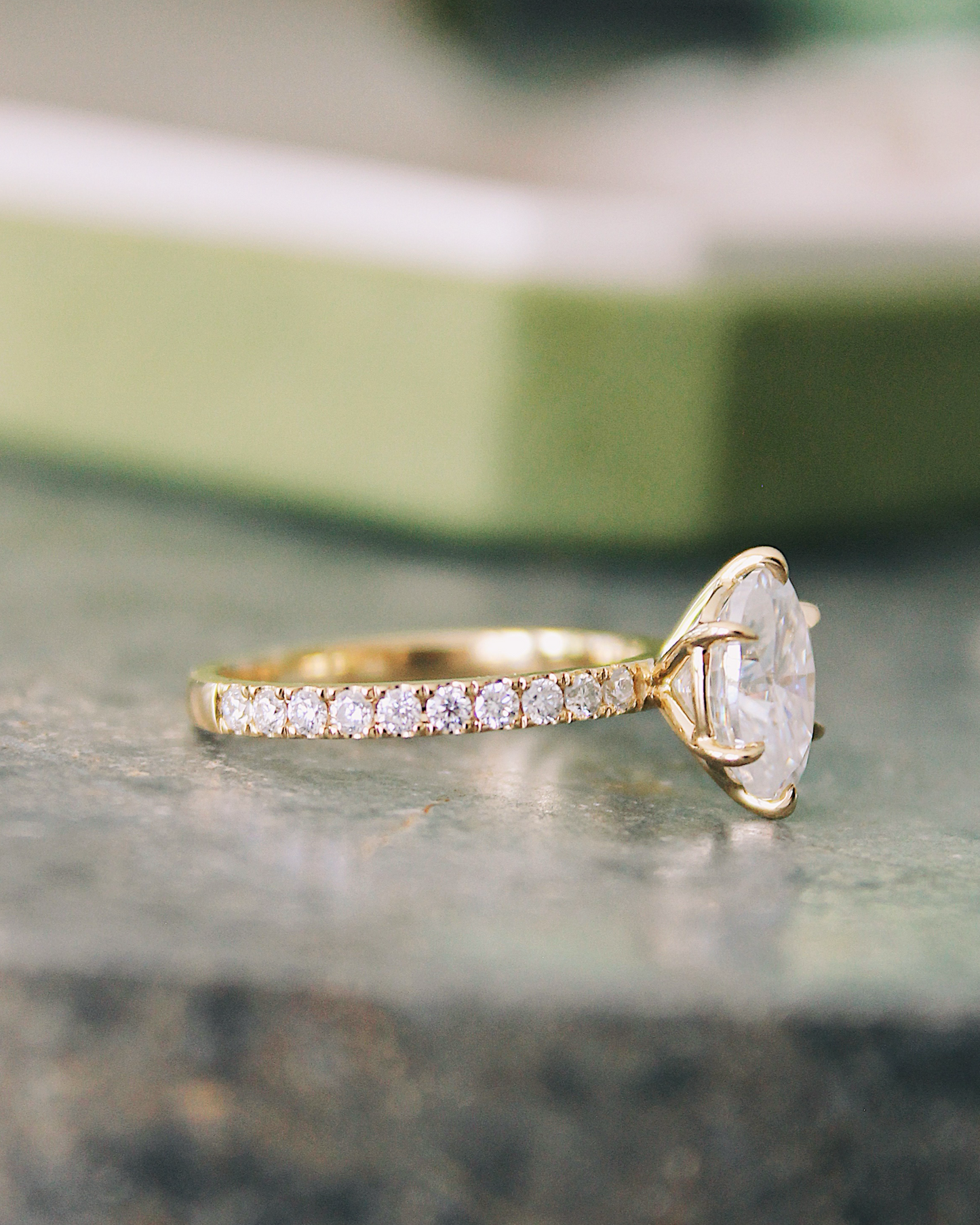 Lou - 18K Gold 2ct Oval Cut Pavé Ring mit Moissanite oder Lab Grown Diamant, Seitenansicht