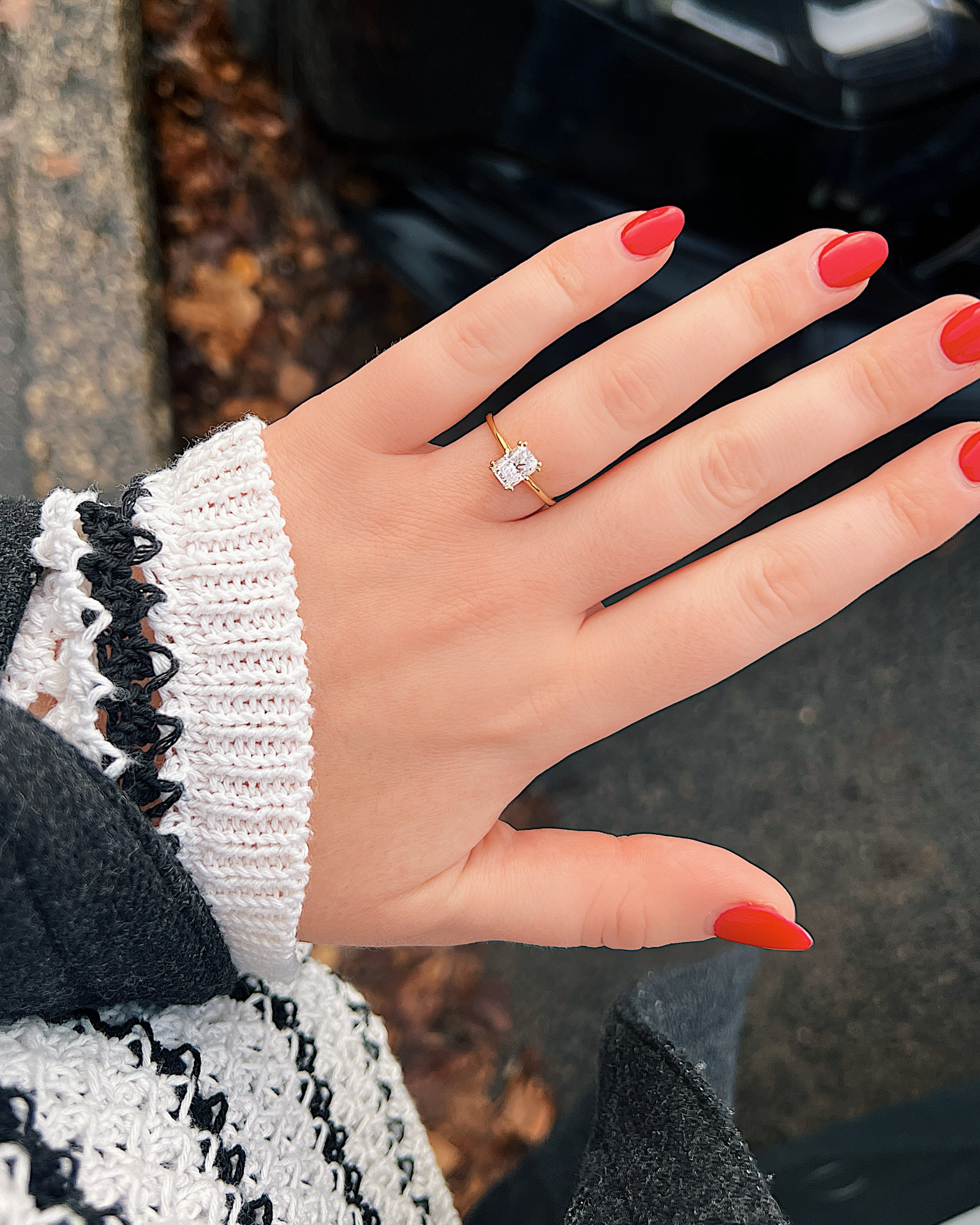 Nikolina - 18K Gelbgoldring mit einem 1ct Radiant Cut Lab Grown Diamanten oder Moissaniten in einer Solitärfassung, getragen an der Hand