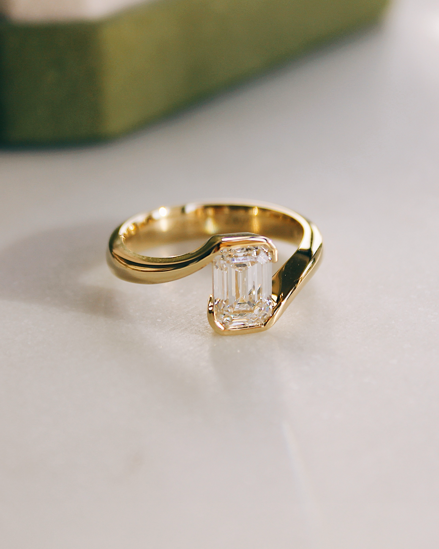 OPHELIA - 18K Goldring | 1.5ct Emerald Cut | Lab Grown Diamant & Moissanite