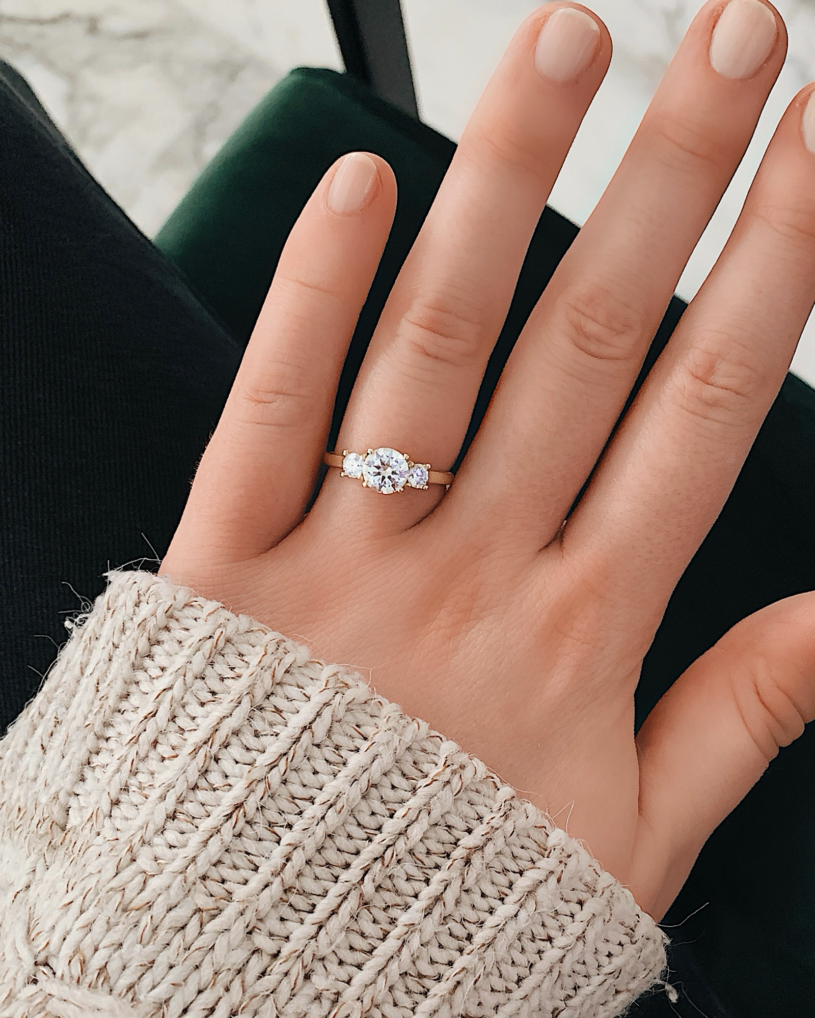 Kalea - 18K Trilogie Verlobungsring mit Brillanten, getragen an der Hand