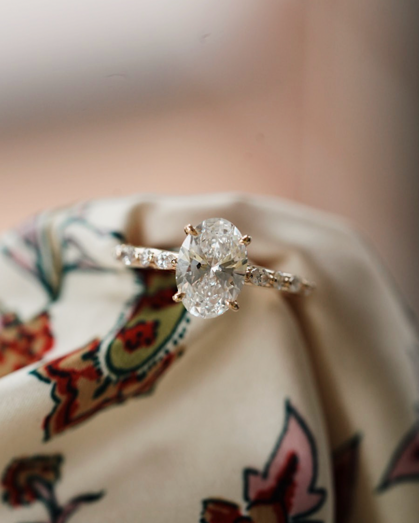 BELLE - 18K Goldring | Oval Cut mit Hidden Halo & Seitensteinen | Lab Grown Diamant & Moissanite