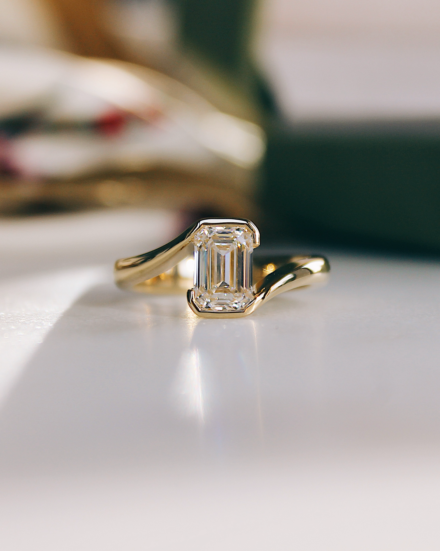 OPHELIA - 18K Goldring | 1.5ct Emerald Cut | Lab Grown Diamant & Moissanite